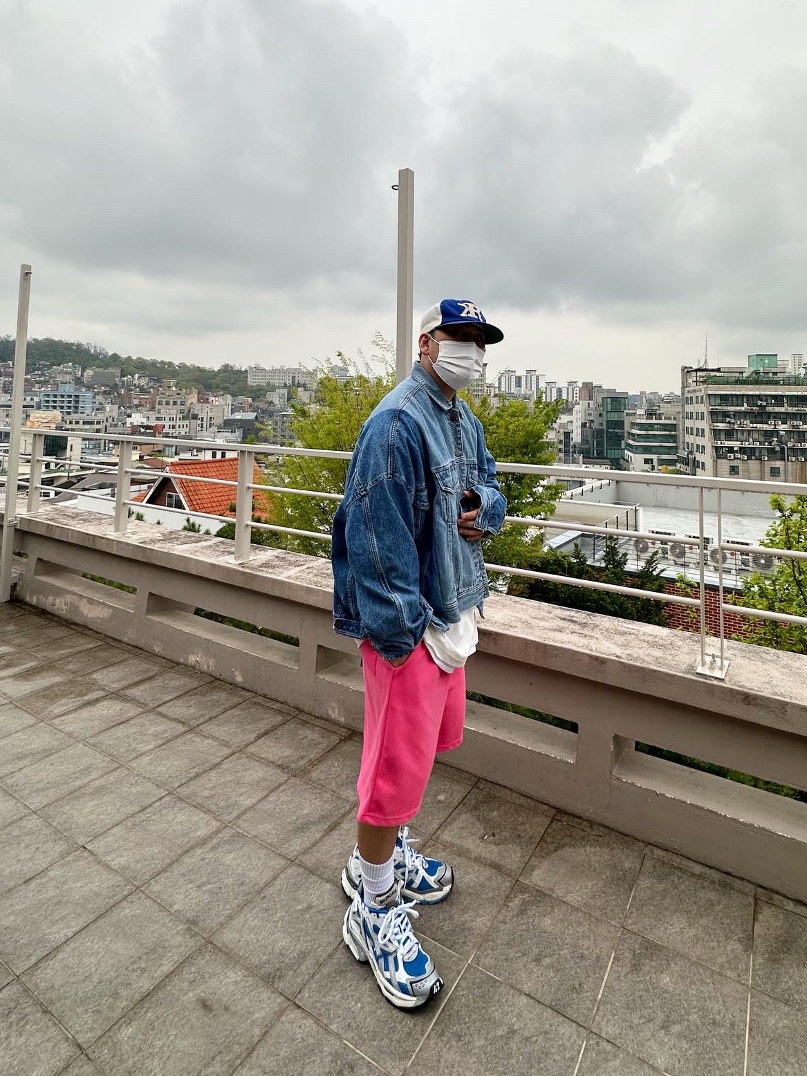 Balenciaga Runner Sneakers Blue White 착용 스타일 - 1