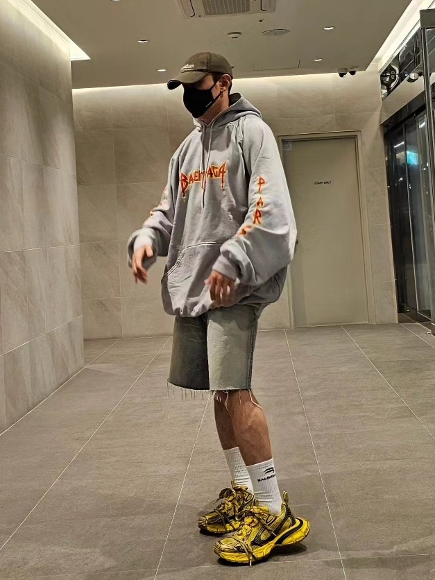 Balenciaga 3XL Sneakers Yellow Black 착용 스타일 - 2