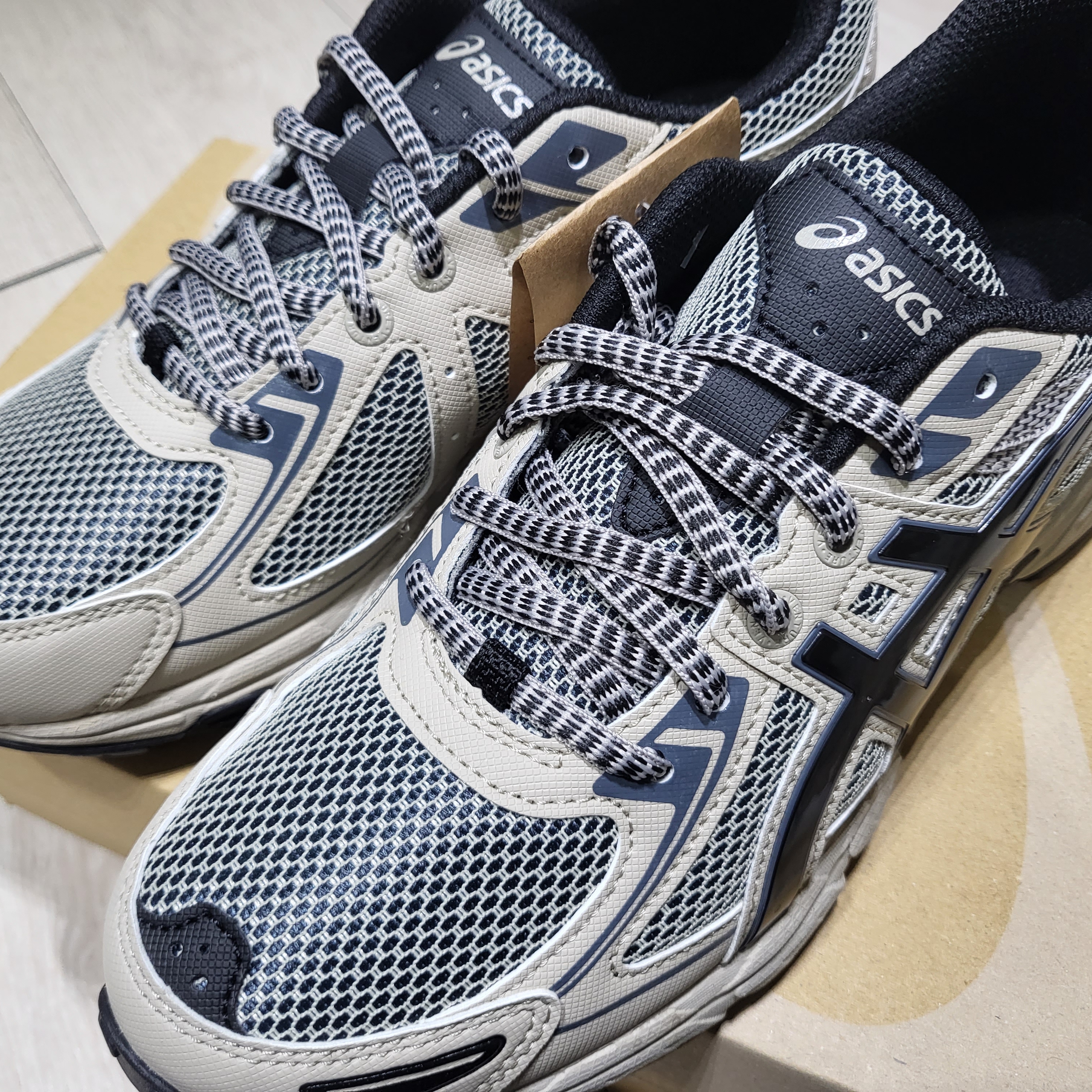 Asics Gel-Venture 6 Feather Grey Black 착용 스타일 - 1