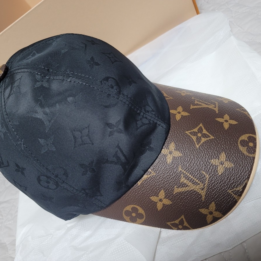 (W) Louis Vuitton Cap Ou Pas Cap Black 착용 스타일 - 1