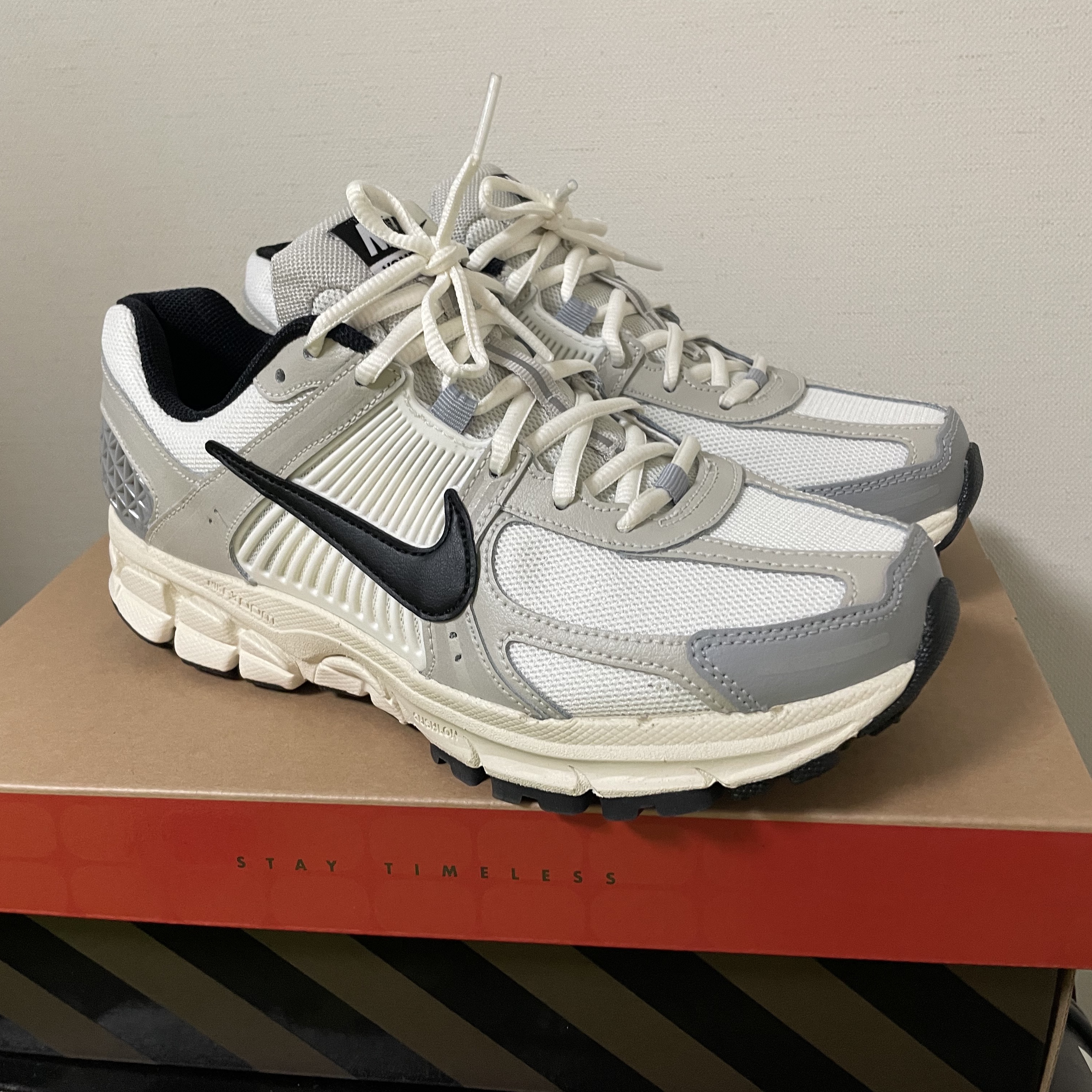 (W) Nike Zoom Vomero 5 Wolf Grey and Black 착용 스타일 - 2