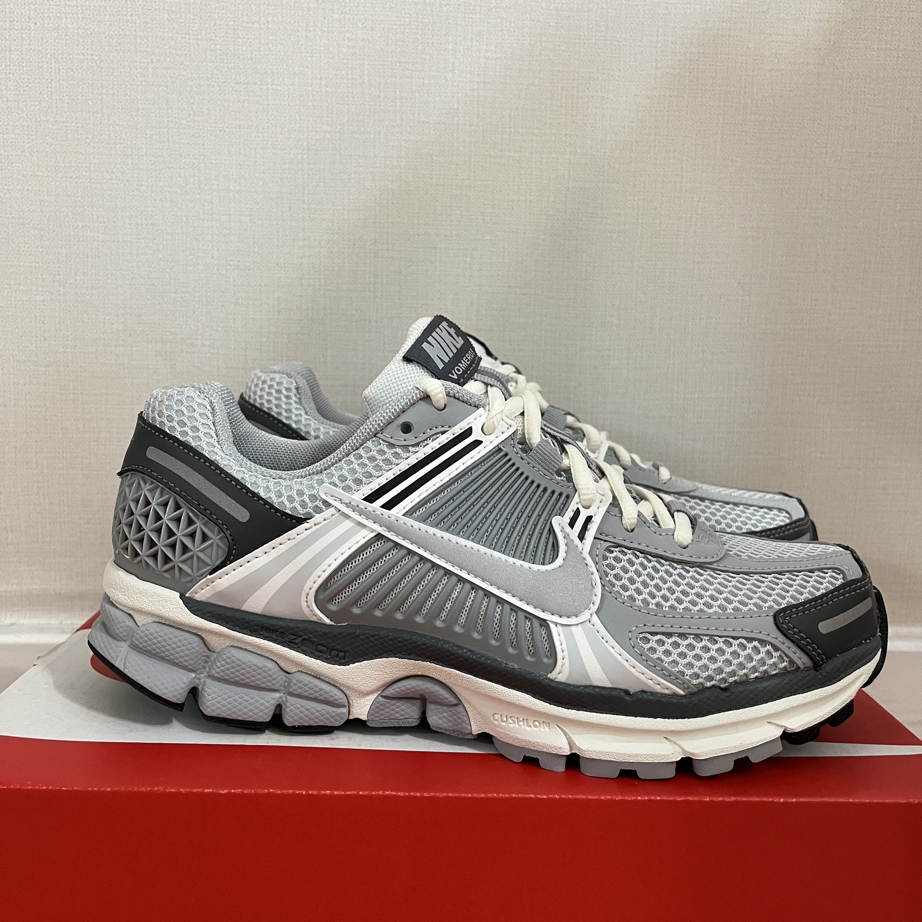 (W) Nike Zoom Vomero 5 Pure Platinum Metallic Silver 착용 스타일 - 1