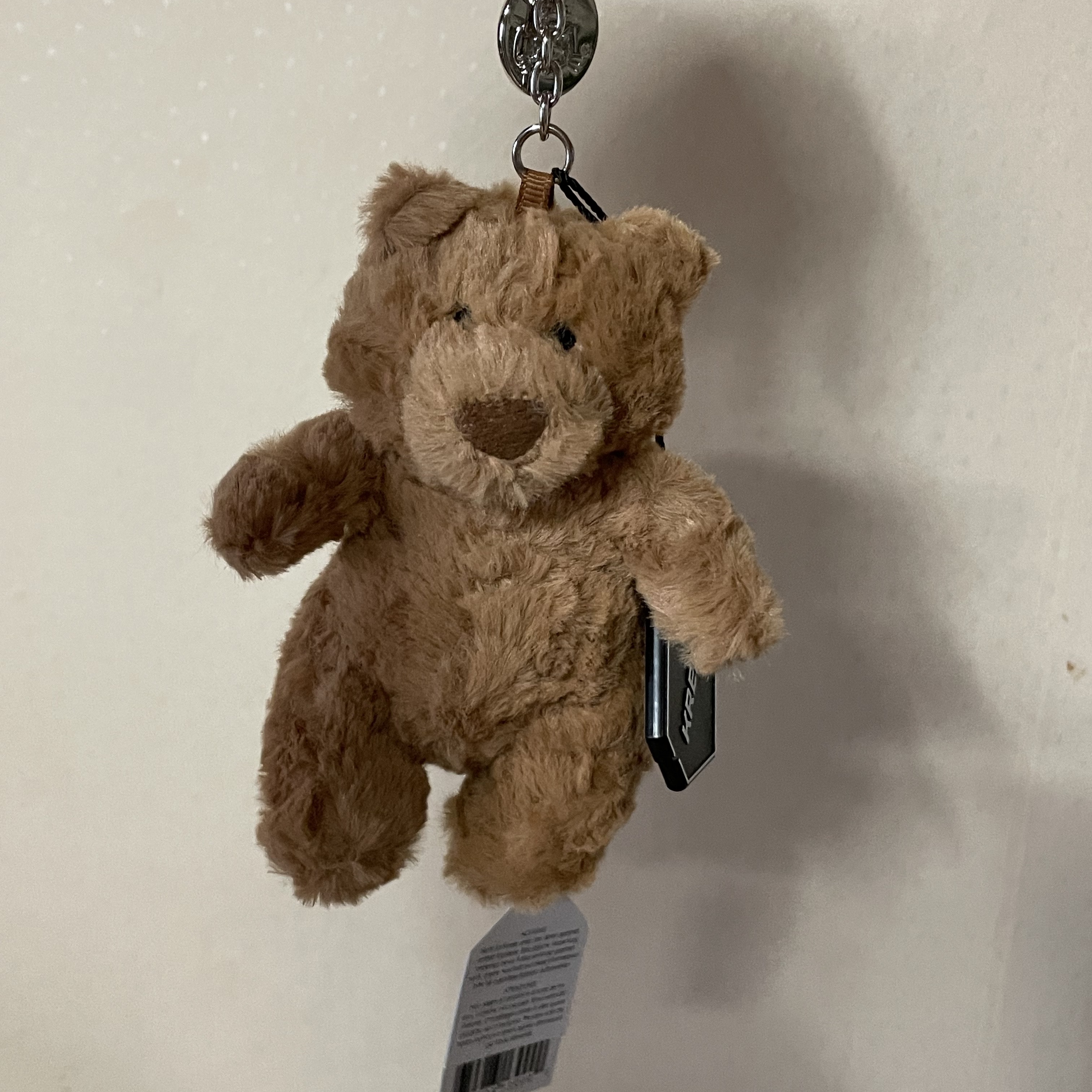 Jellycat Bartholomew Bear Bag Charm Brown 착용 스타일