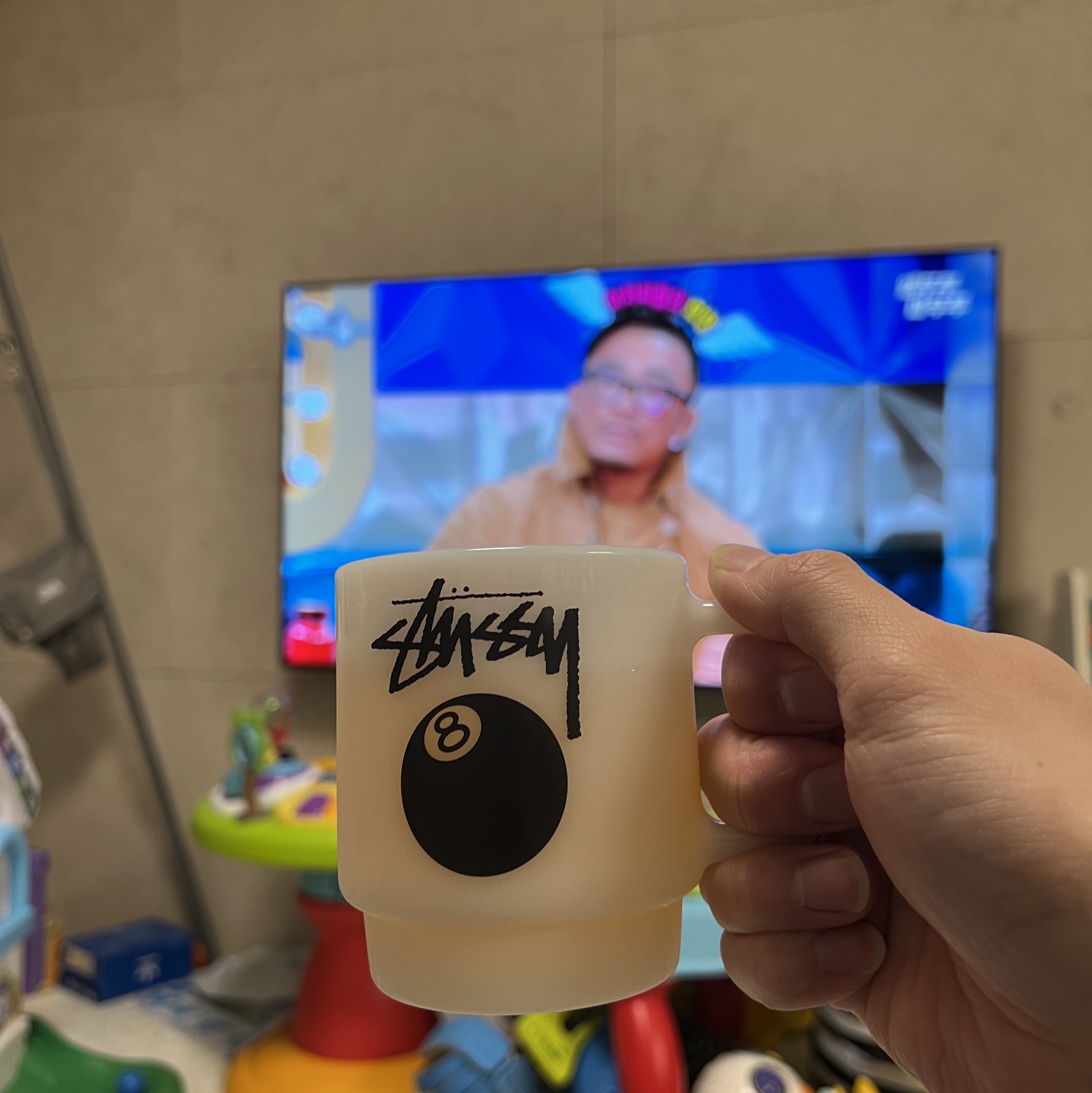 Stussy 8 Ball Milk Glass Stacking Mug White 착용 스타일 - 2