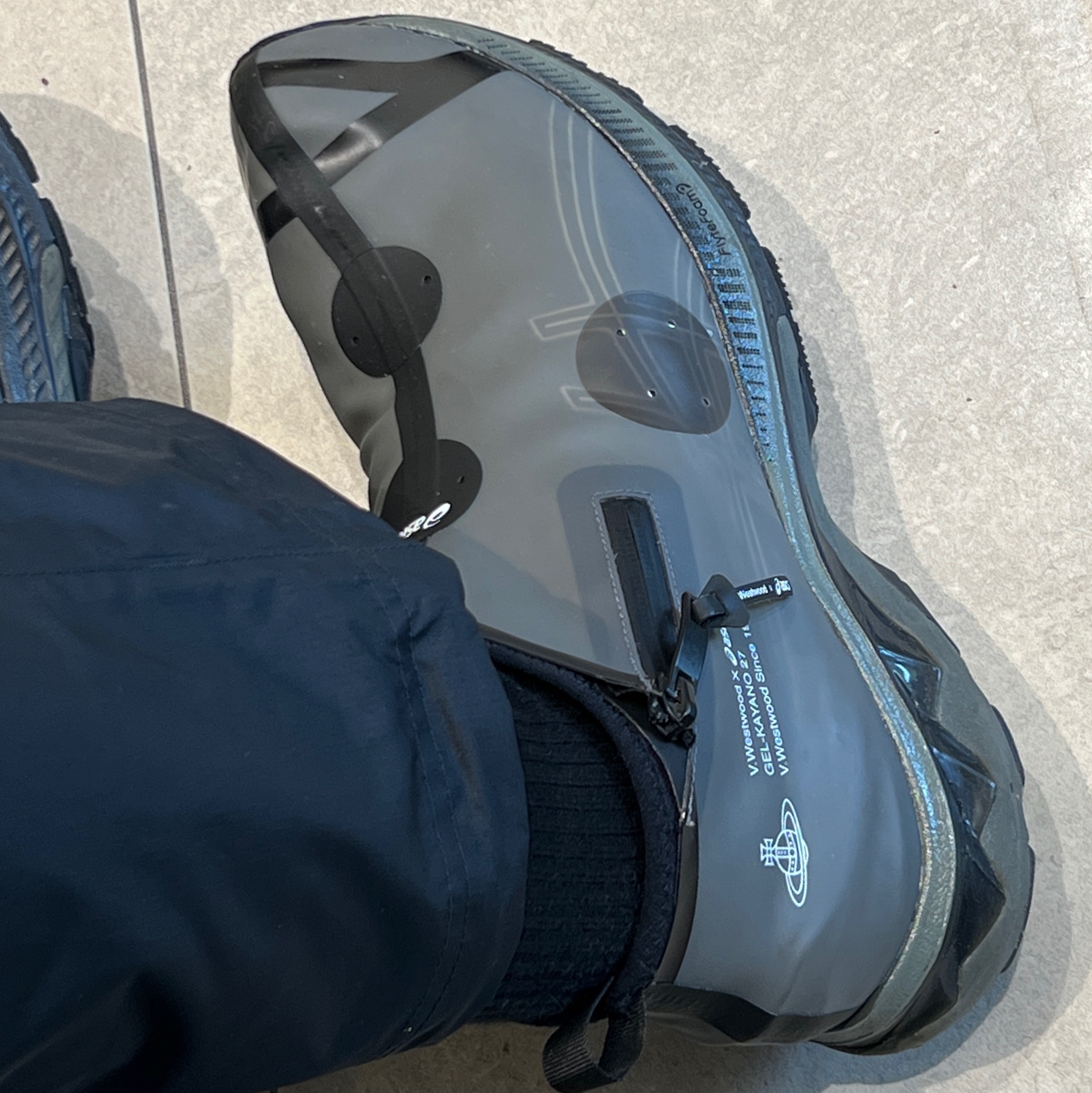 Asics x Vivienne Westwood Gel-Kayano 27 LTX Black 착용 스타일