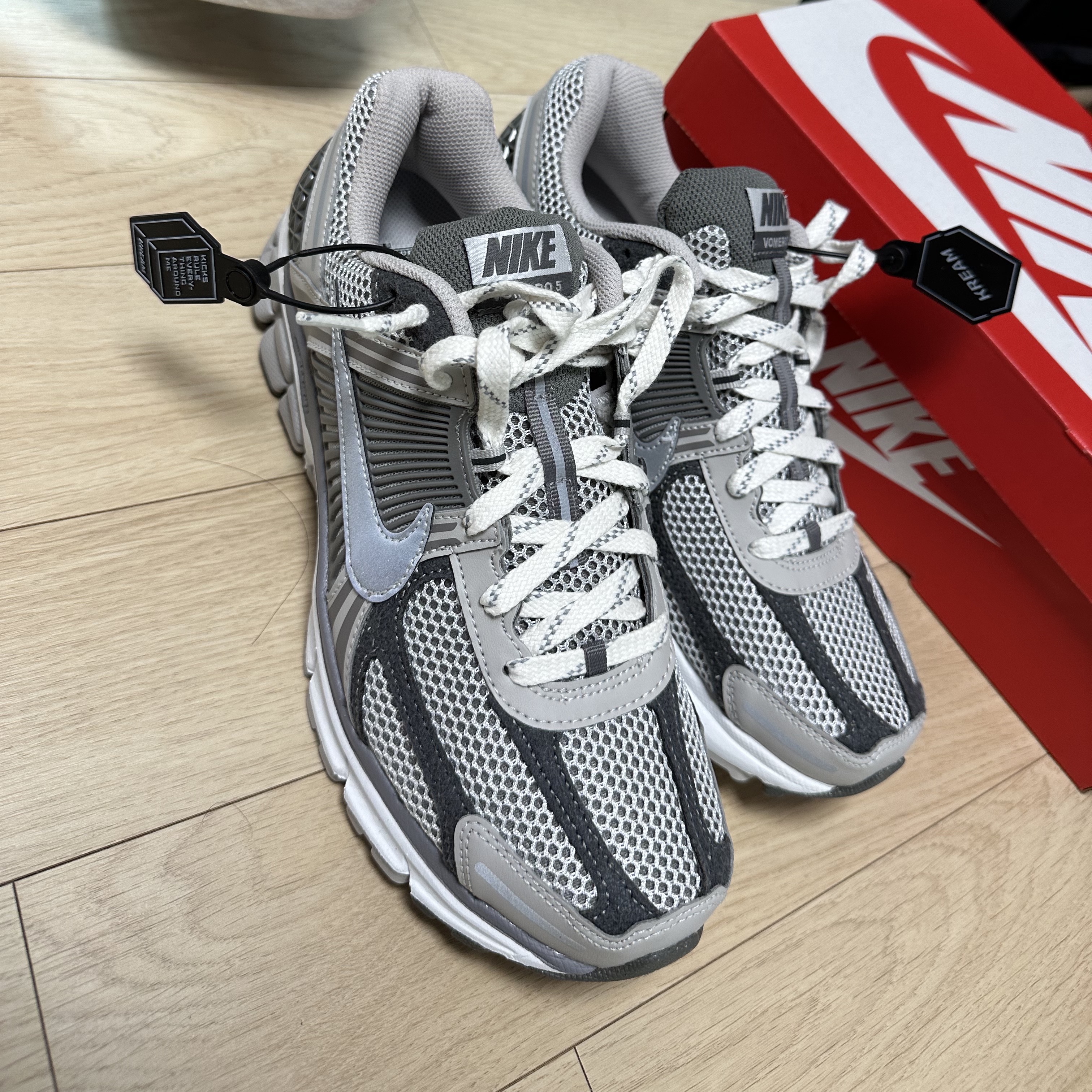 Nike Zoom Vomero 5 PRM Light Iron Ore and Flat Fewter 착용 스타일