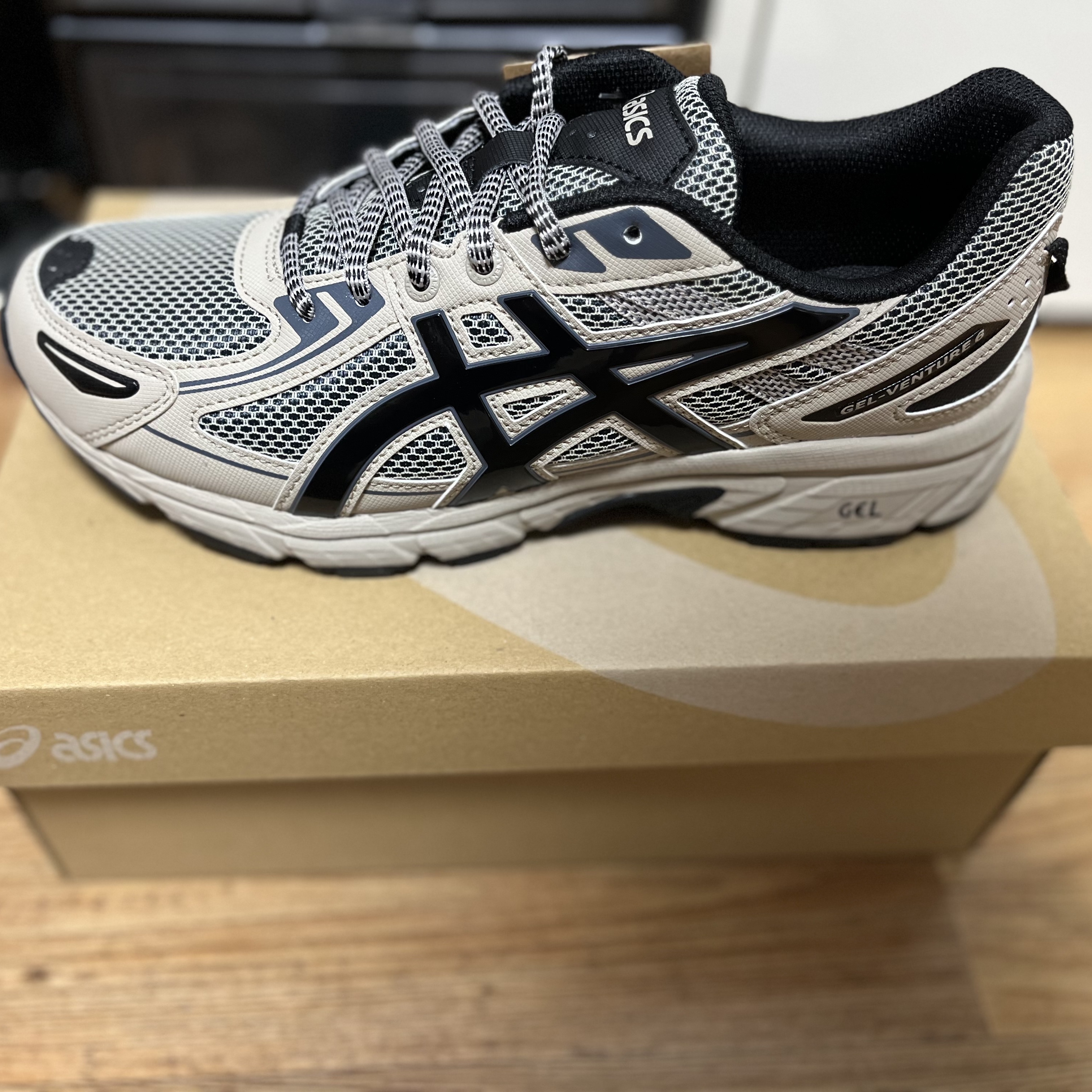 Asics Gel-Venture 6 Feather Grey Black 착용 스타일