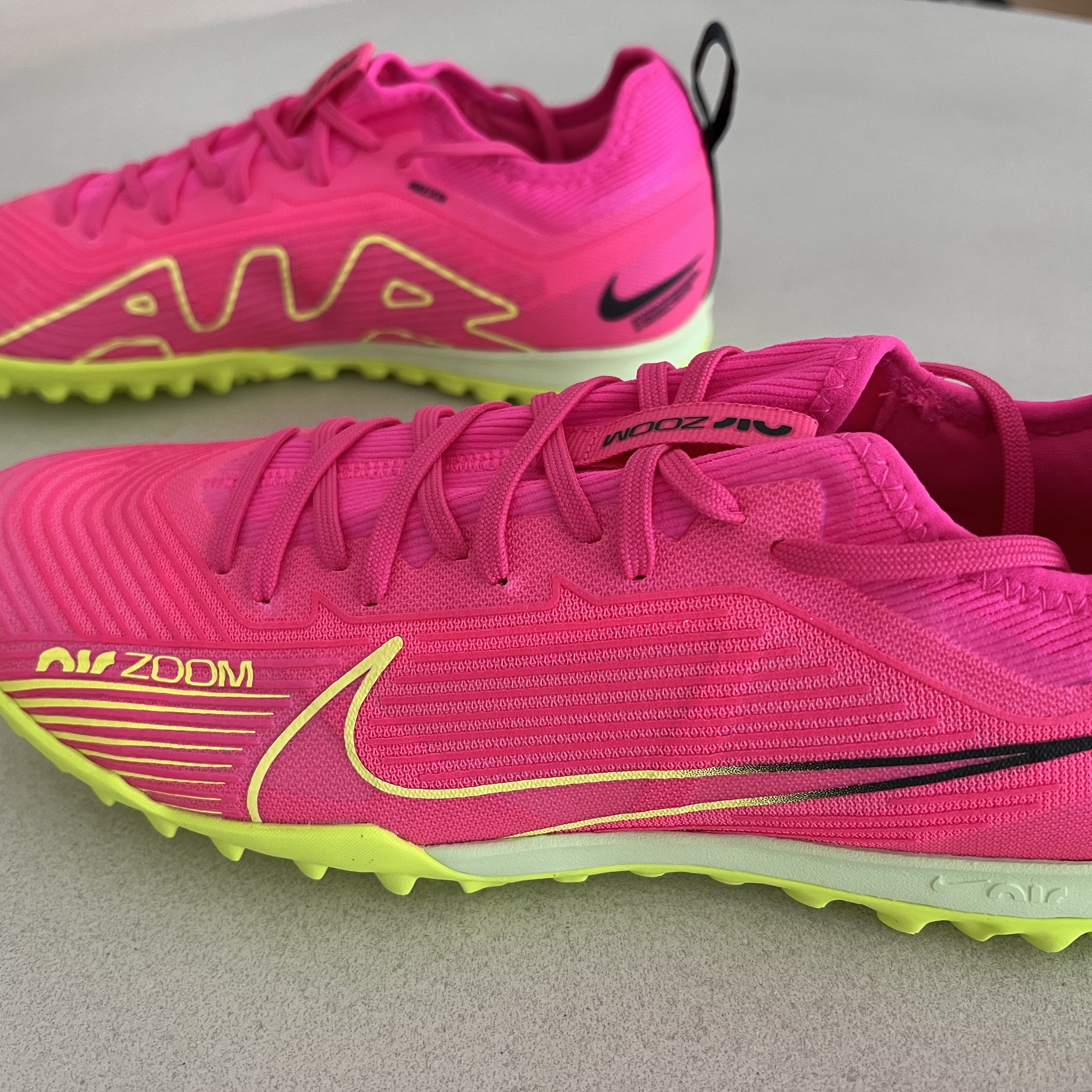 Nike Zoom Mercurial Vapor 15 Pro TF Pink Blast Volt 착용 스타일