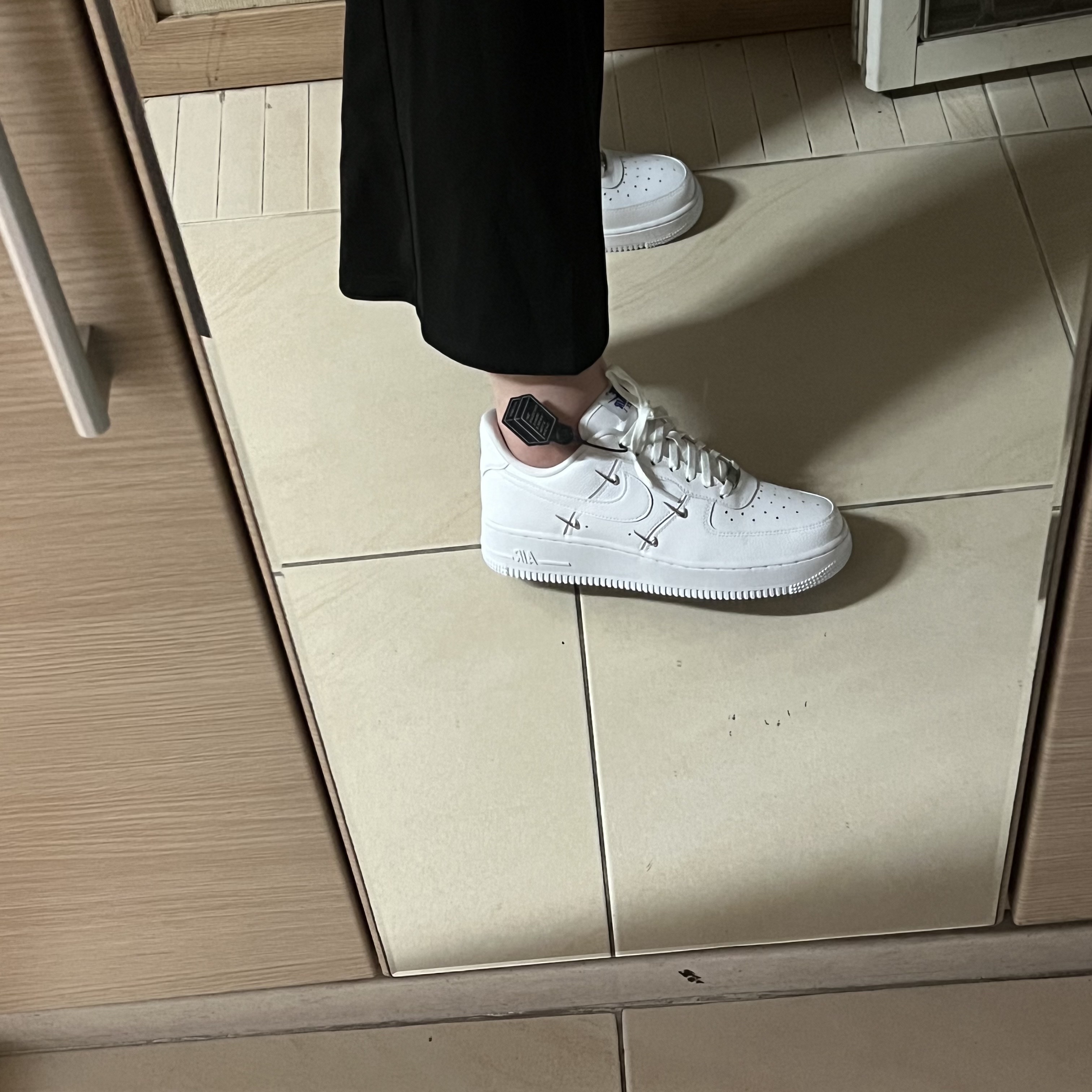 (W) Nike Air Force 1 Low '07 LX Chrome Luxe 착용 스타일 - 2