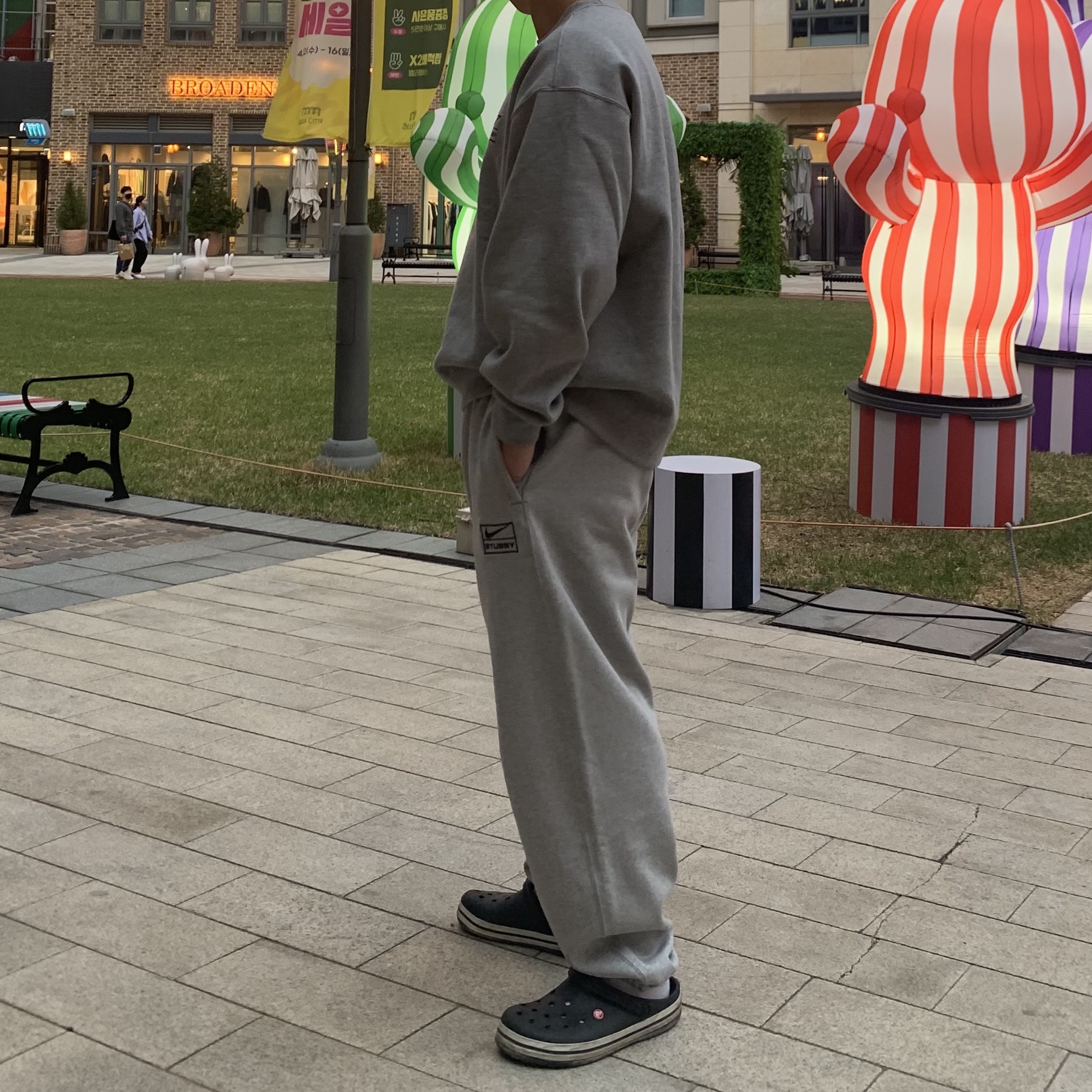 Nike x Stussy NRG Fleece Pants Dark Grey Heather (DO9340-063), Nike x Stussy NRG Fleece Crewneck Dark Grey Heather (DO9337-063) 착용 스타일 - 2