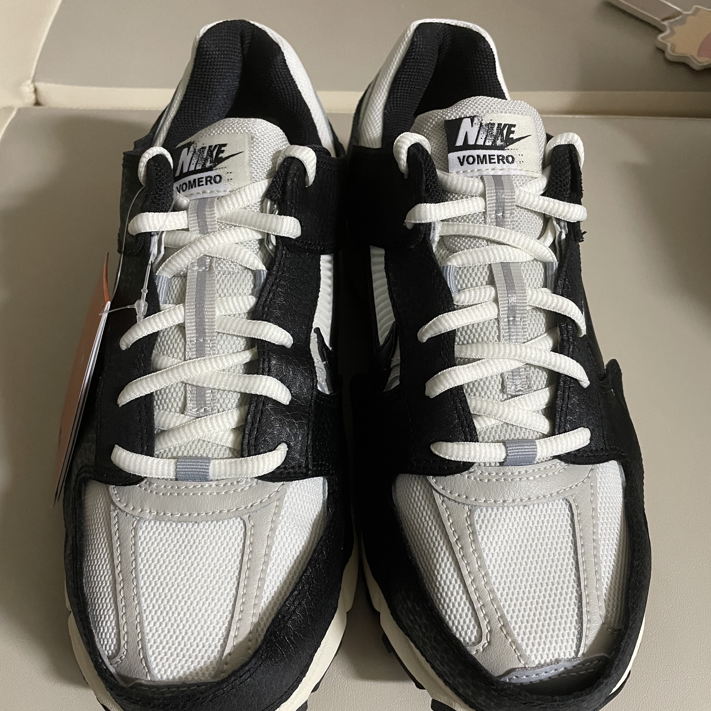 (W) Nike Zoom Vomero 5 Wolf Grey and Black 착용 스타일 - 2