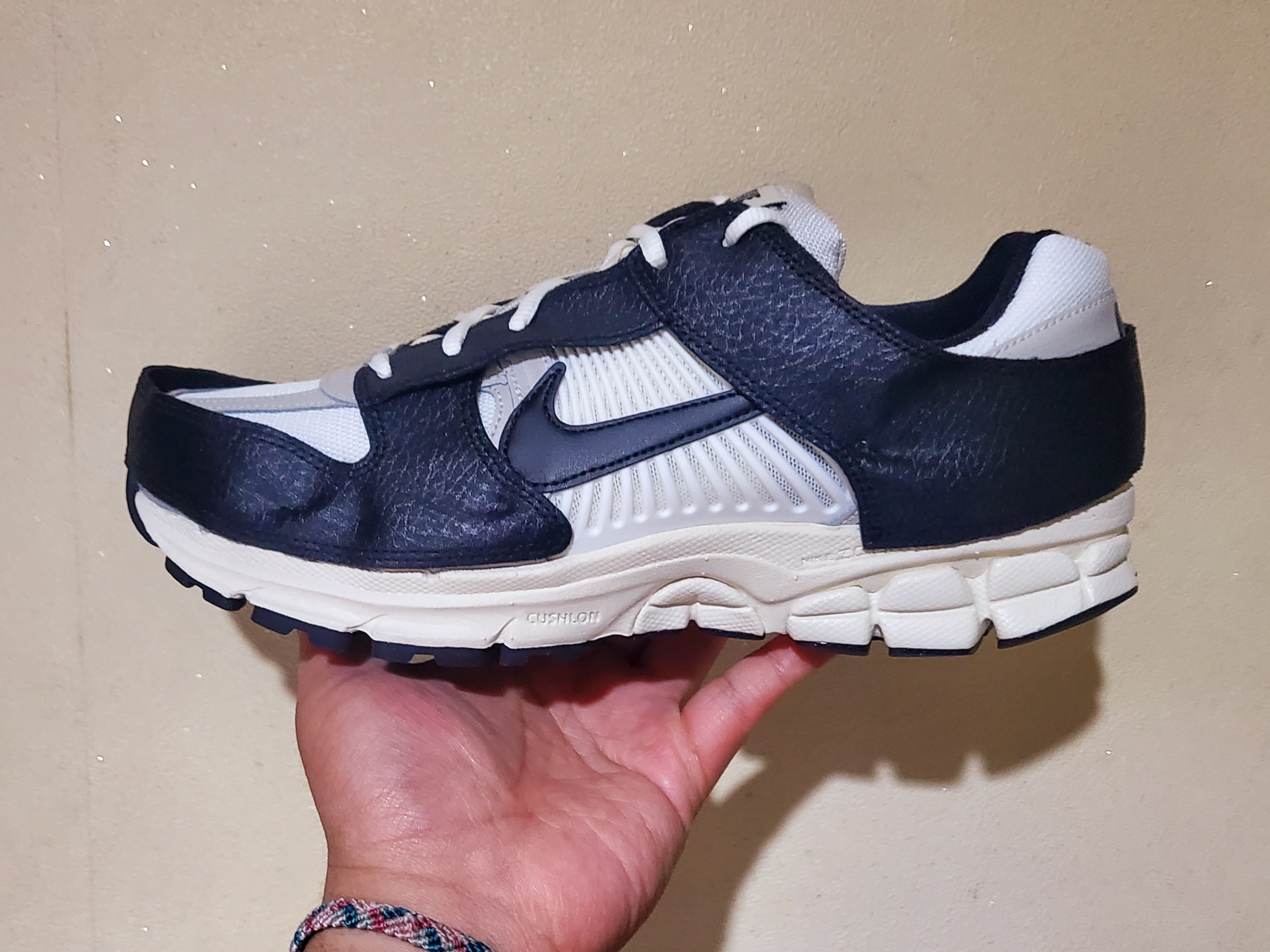 (W) Nike Zoom Vomero 5 Wolf Grey and Black 착용 스타일 - 2