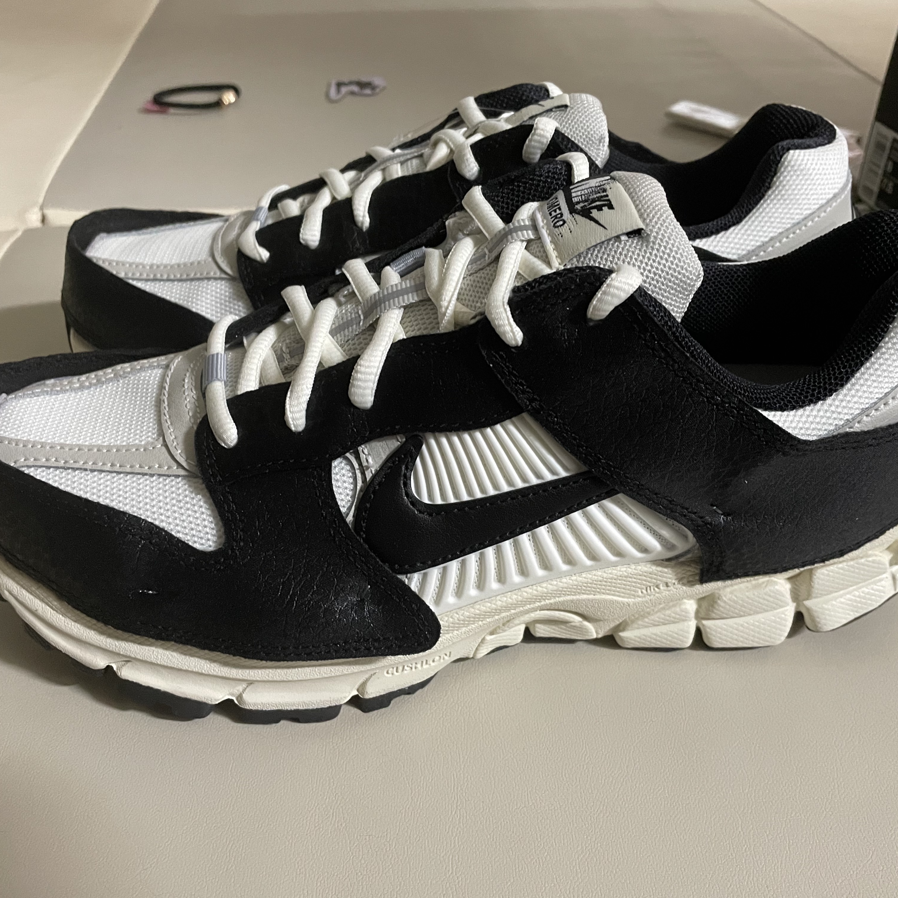 (W) Nike Zoom Vomero 5 Wolf Grey and Black 착용 스타일 - 1