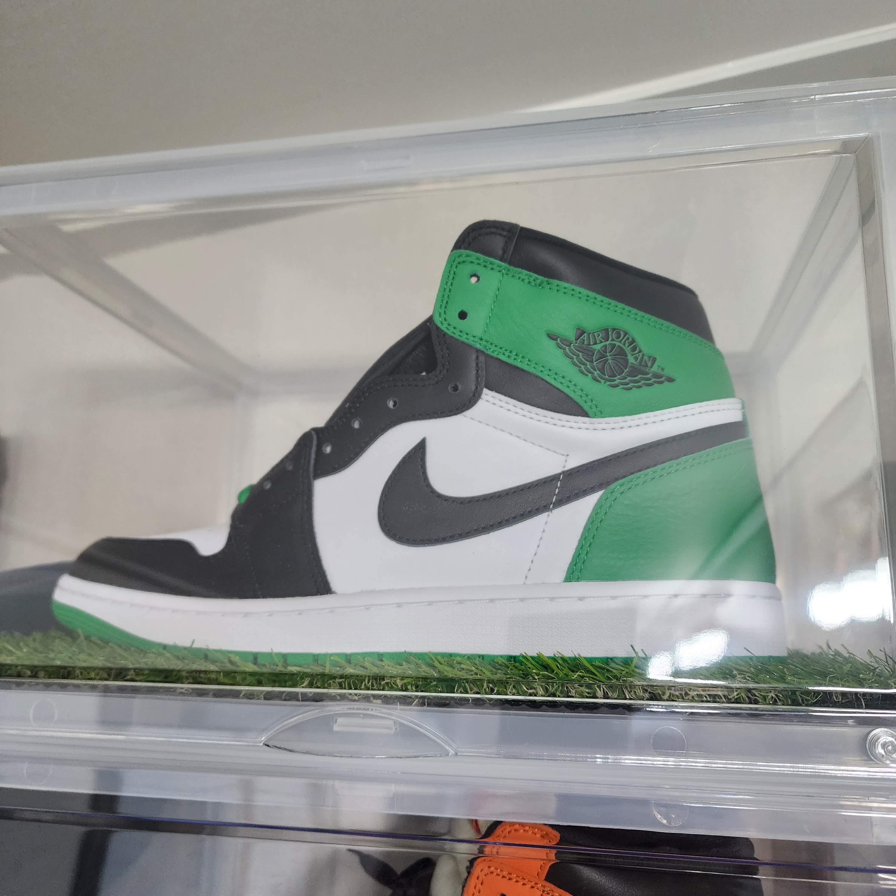 Jordan 1 Retro High OG Black and Lucky Green 착용 스타일