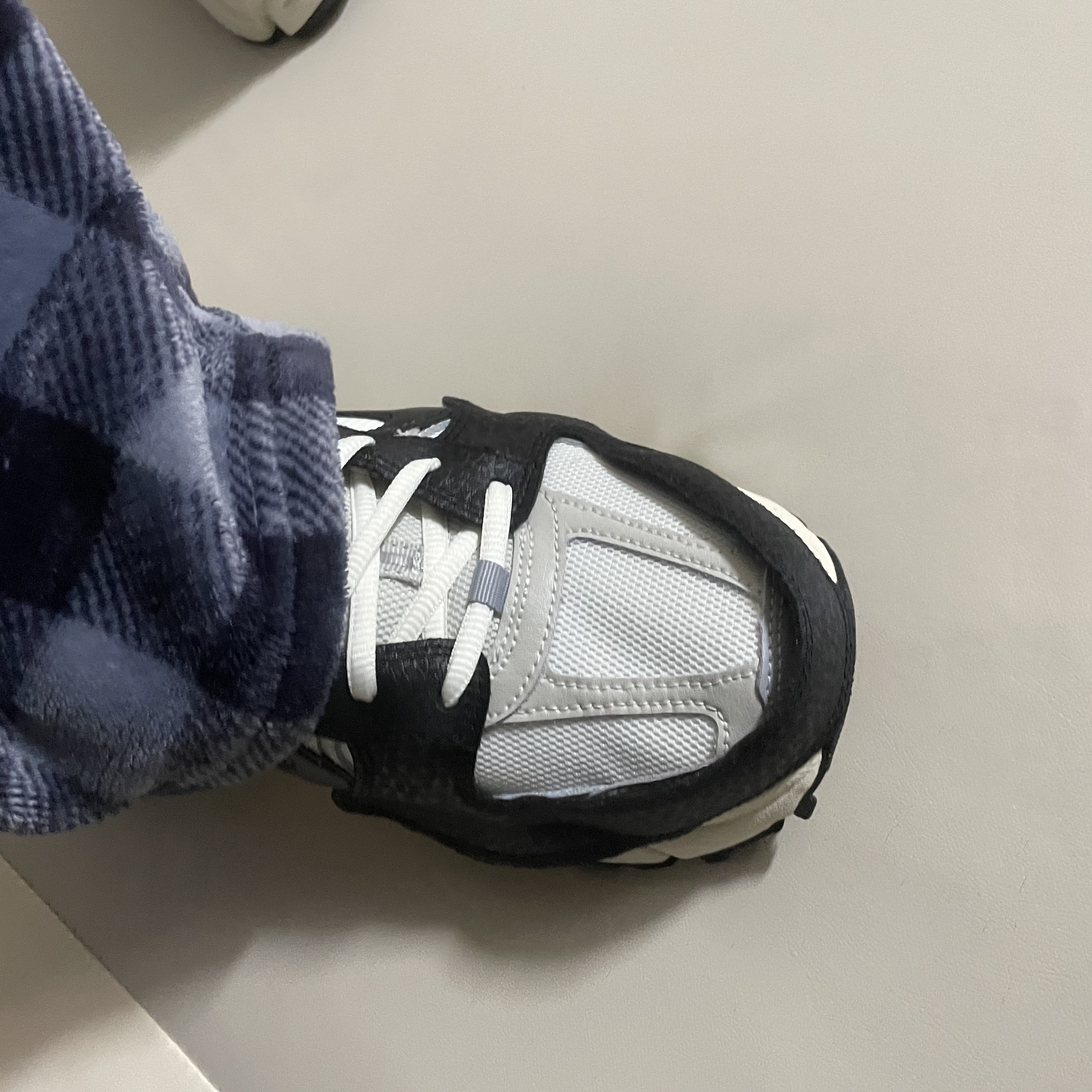 (W) Nike Zoom Vomero 5 Wolf Grey and Black 착용 스타일 - 3