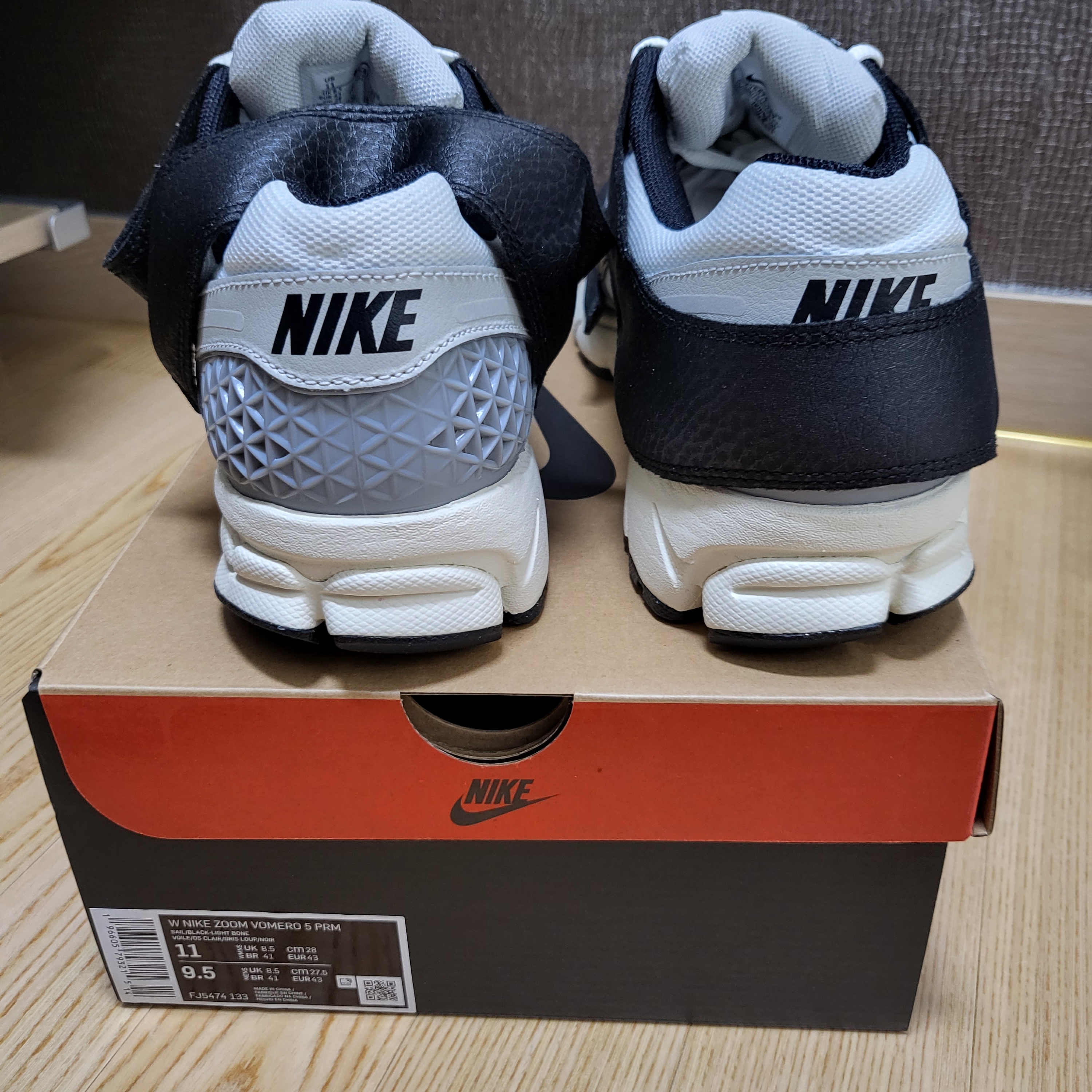 (W) Nike Zoom Vomero 5 Wolf Grey and Black 착용 스타일 - 4