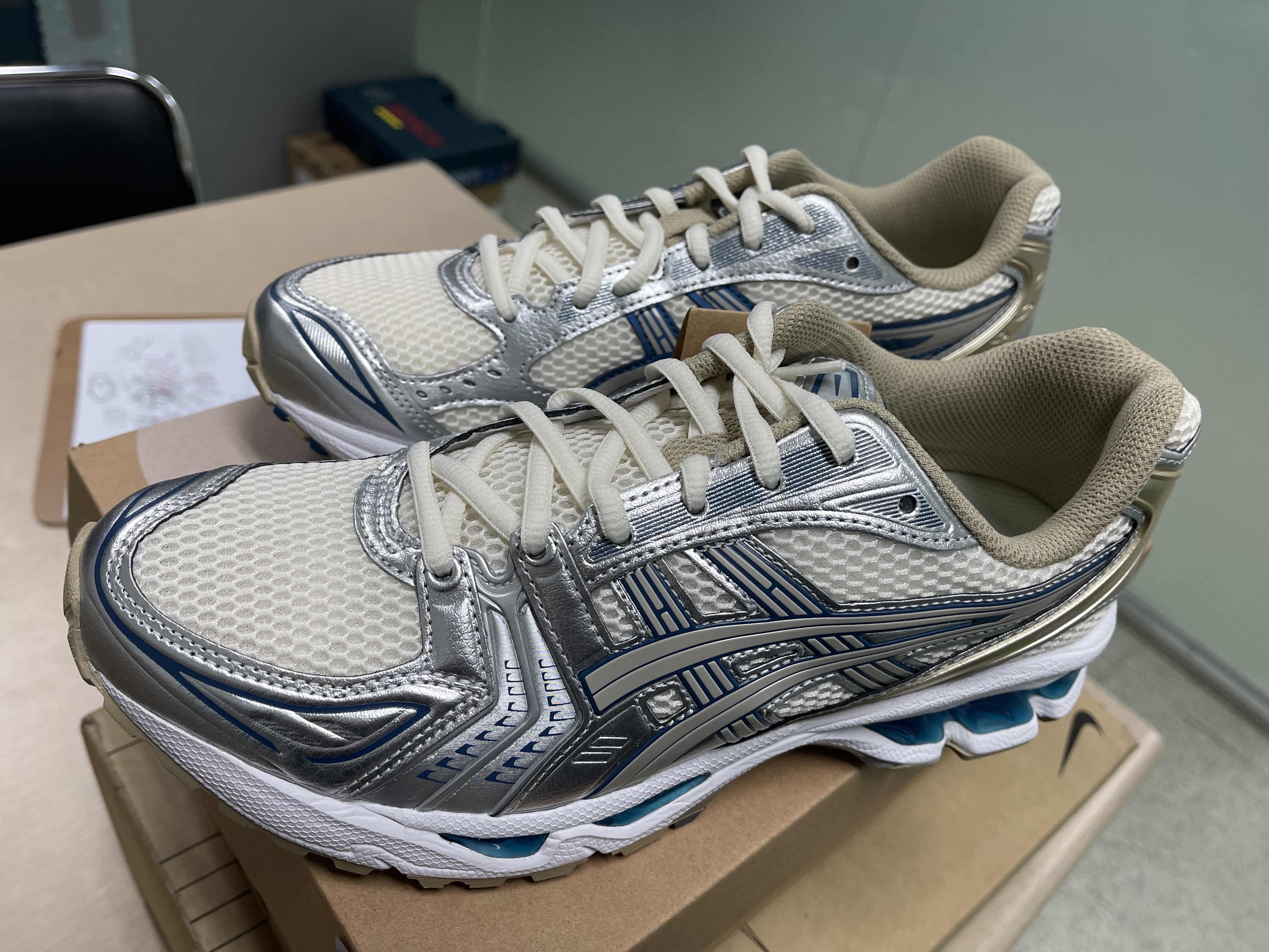 Asics Gel-Kayano 14 Cream Pure Silver 착용 스타일 - 1