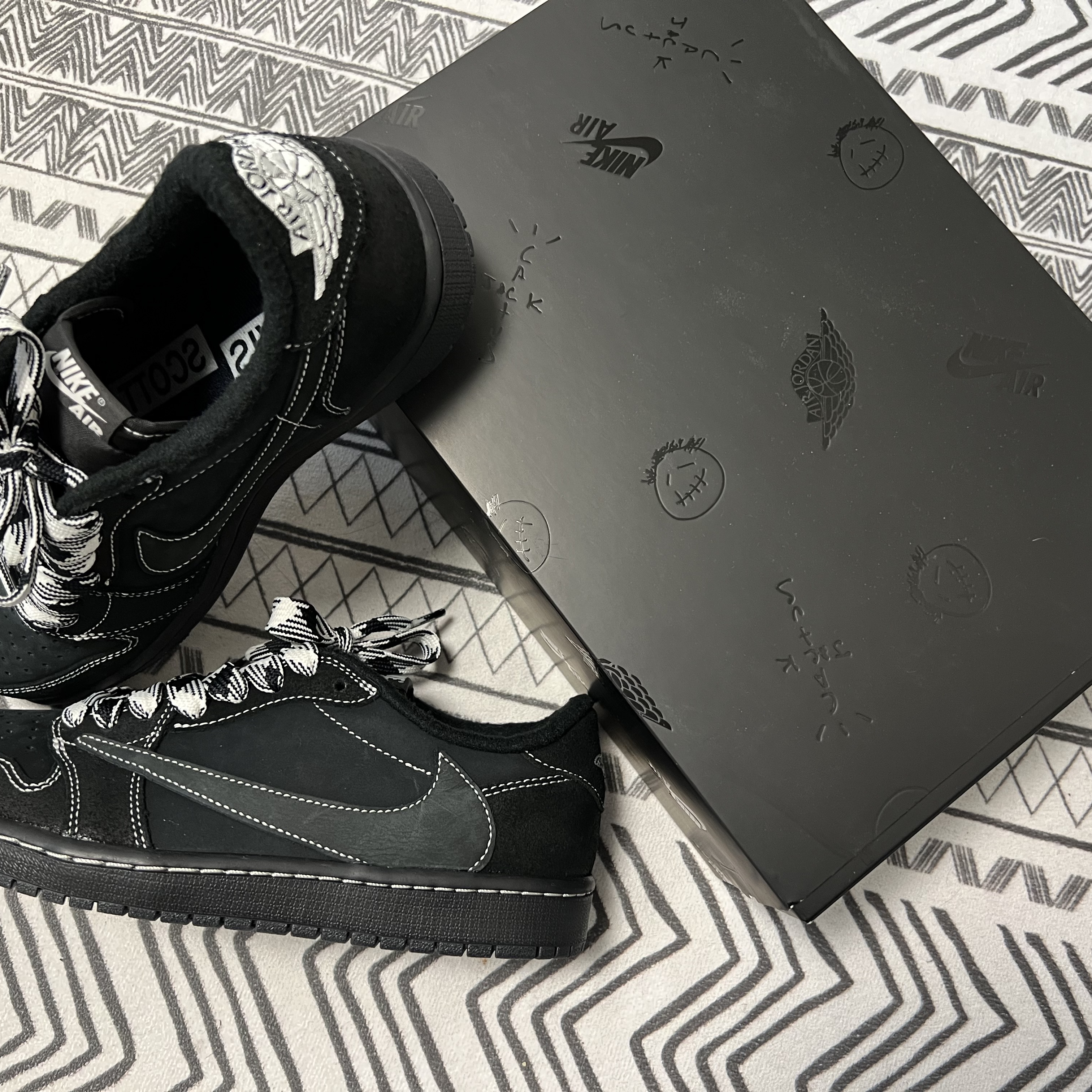 Jordan 1 x Travis Scott Retro Low OG SP Black Phantom 착용 스타일 - 1