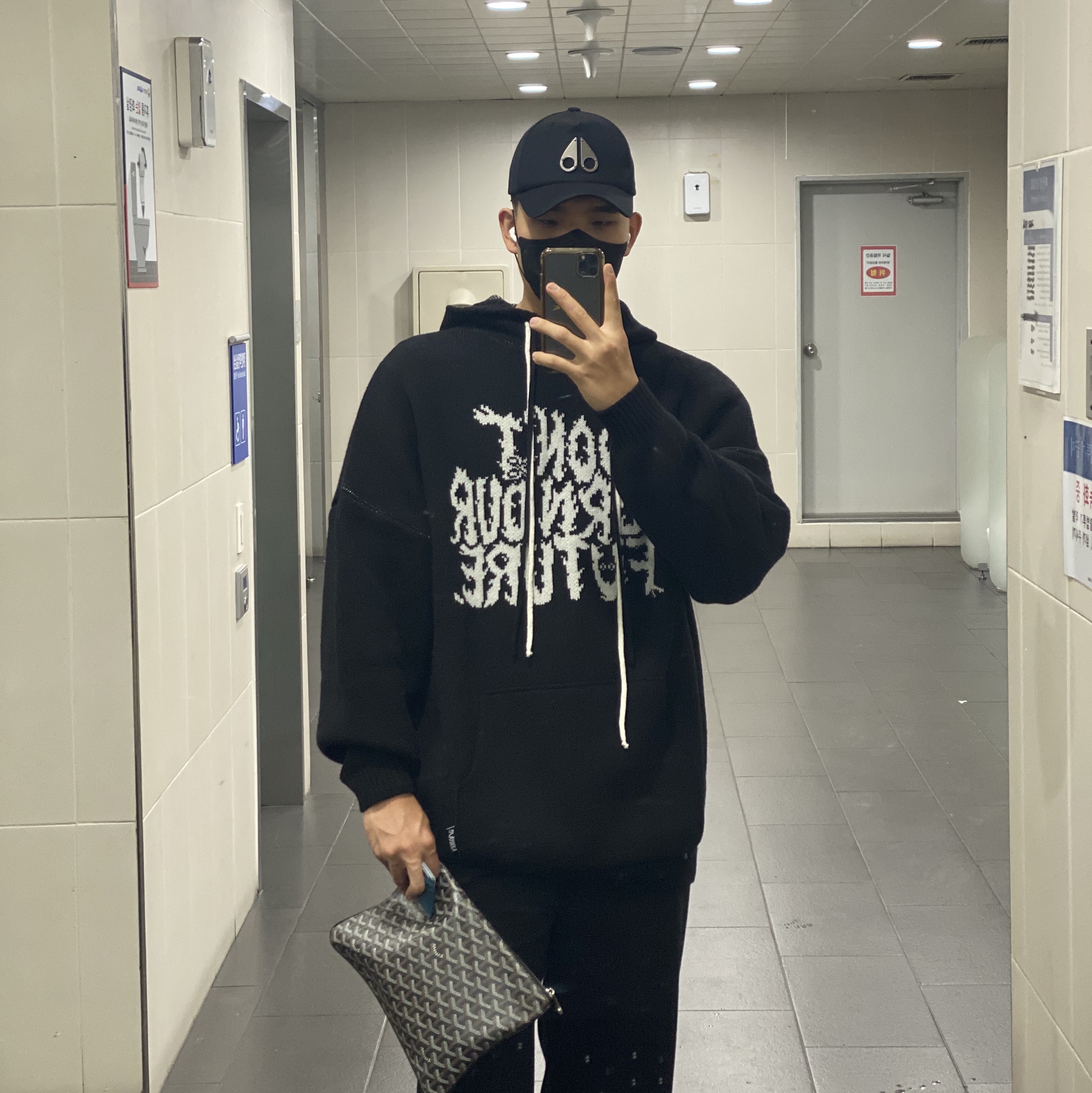 Moose Knuckles Logo Icon Cap Black Nickel, Goyard Senat GM Document Case Black Tan 착용 스타일