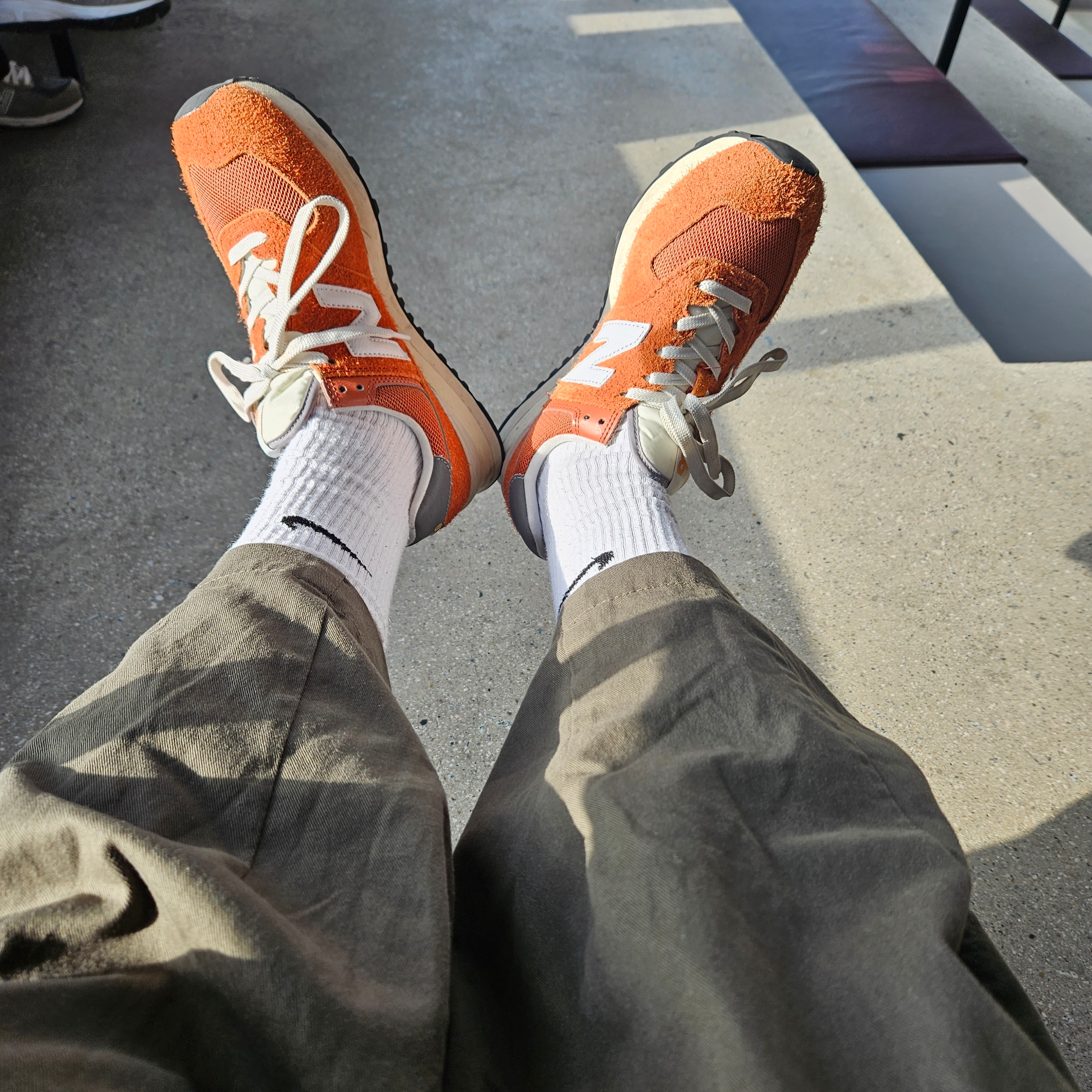 New Balance 574 Heritage Orange Burst White 착용 스타일