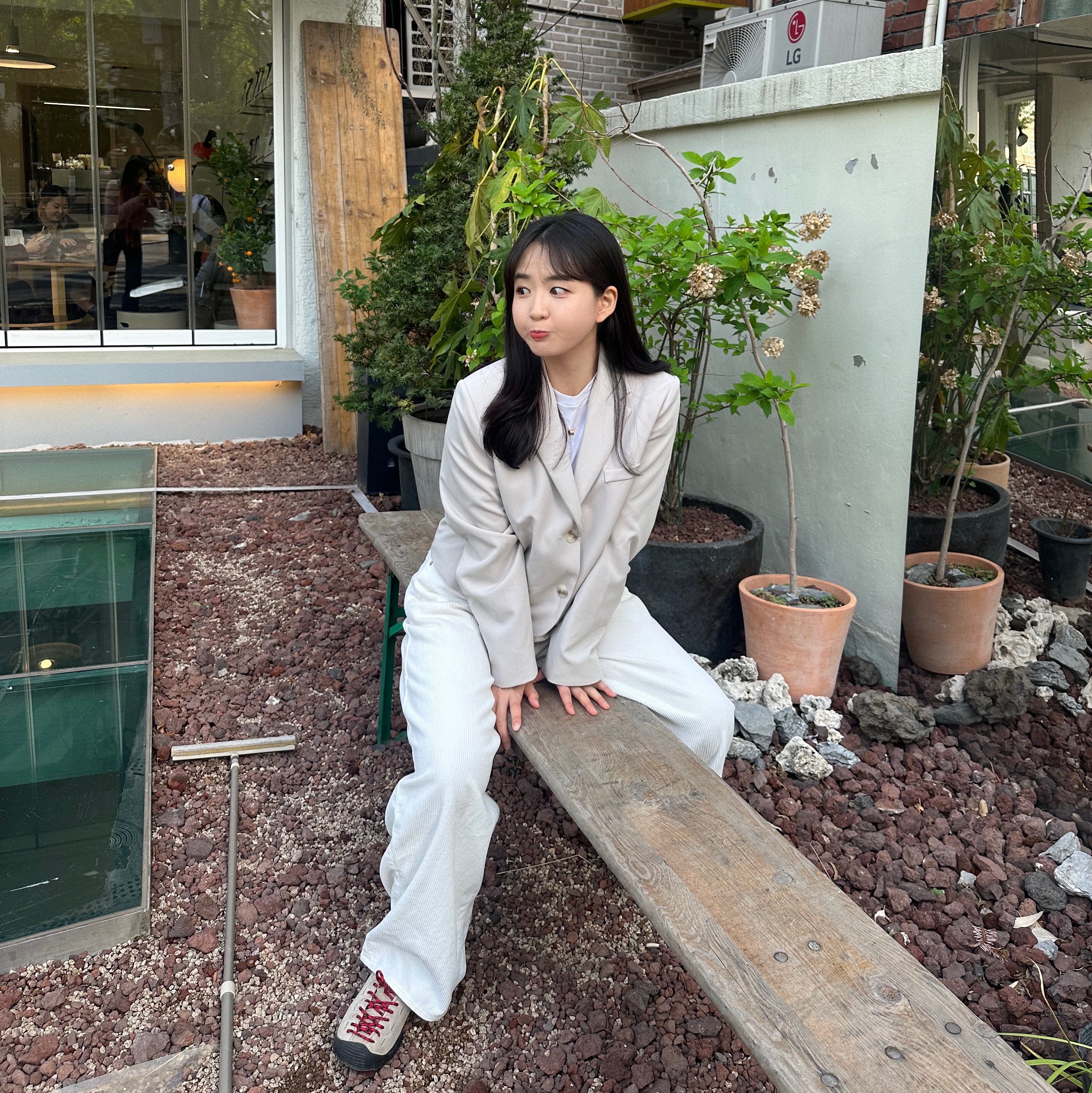 (W) Keen Jasper Suede Sneakers Silver Mink 착용 스타일