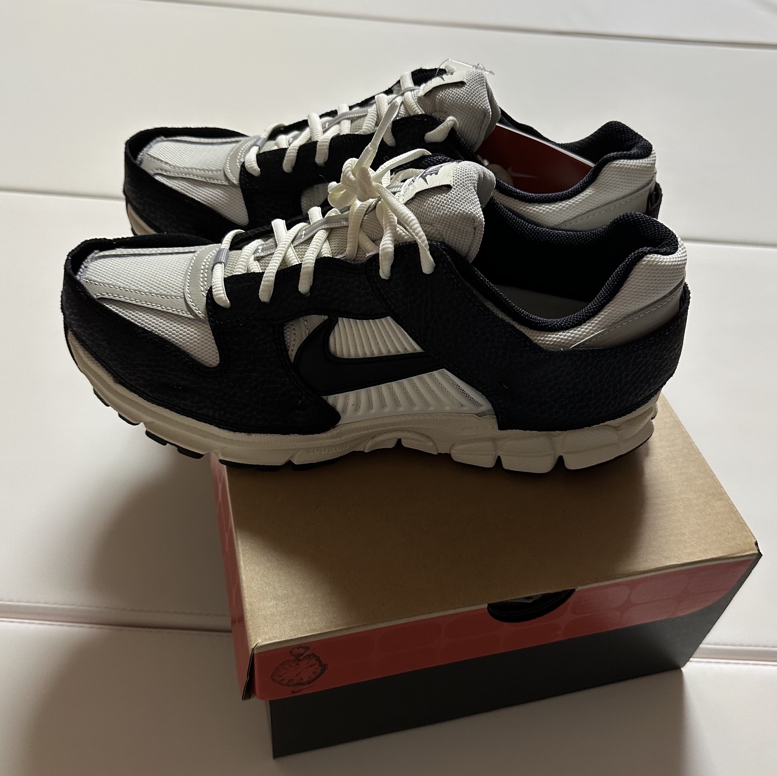 (W) Nike Zoom Vomero 5 Wolf Grey and Black 착용 스타일 - 1