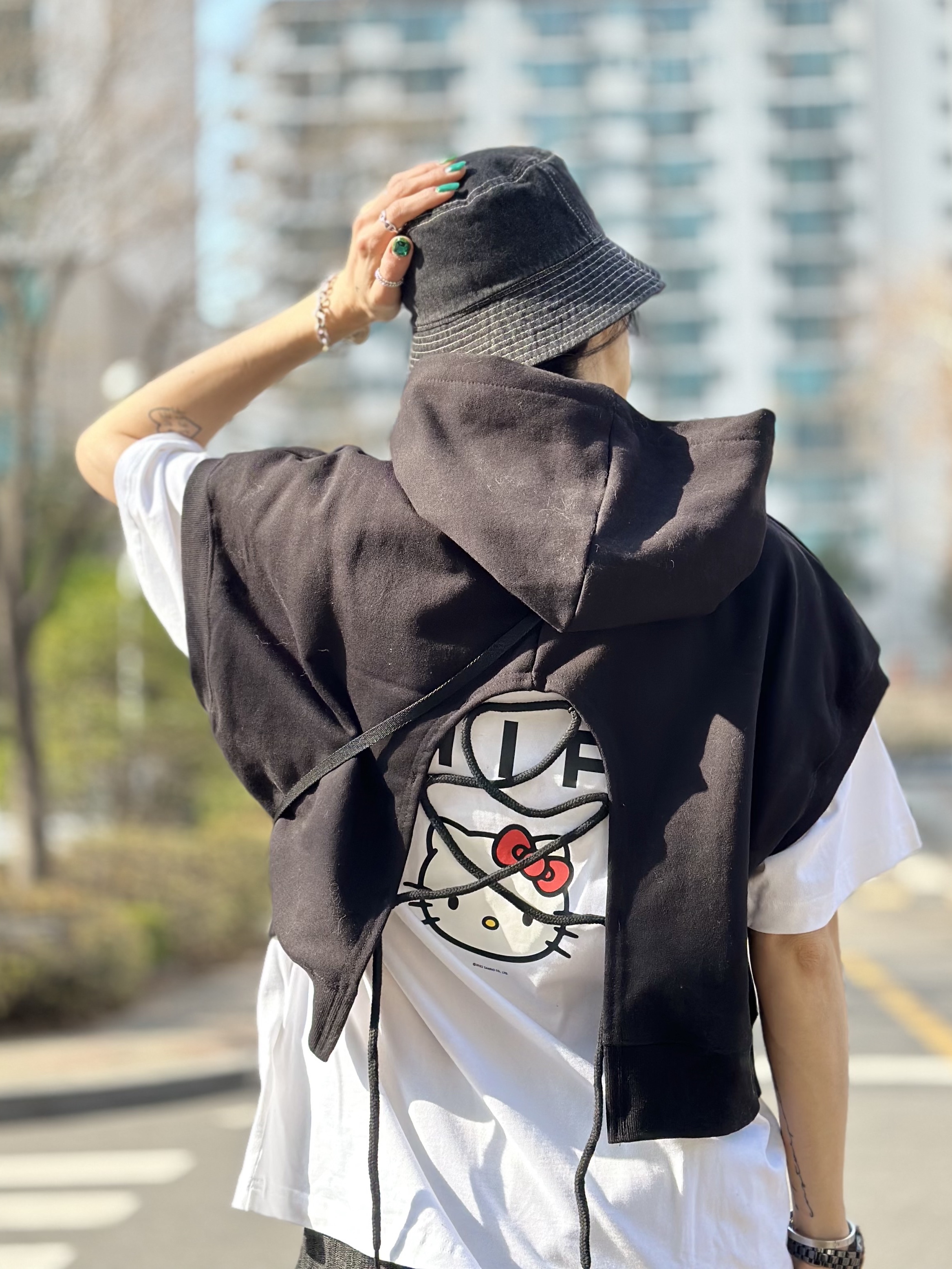 Supreme Puffer Neck Pouch Black - 22FW, Nike Air More Uptempo Black White 2020 착용 스타일 - 3