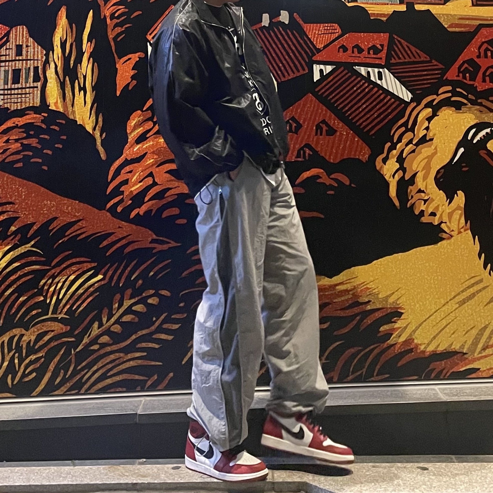 Jordan 1 Retro High OG Chicago 2022, Stussy World Tour LS T-Shirt Black 착용 스타일 - 1