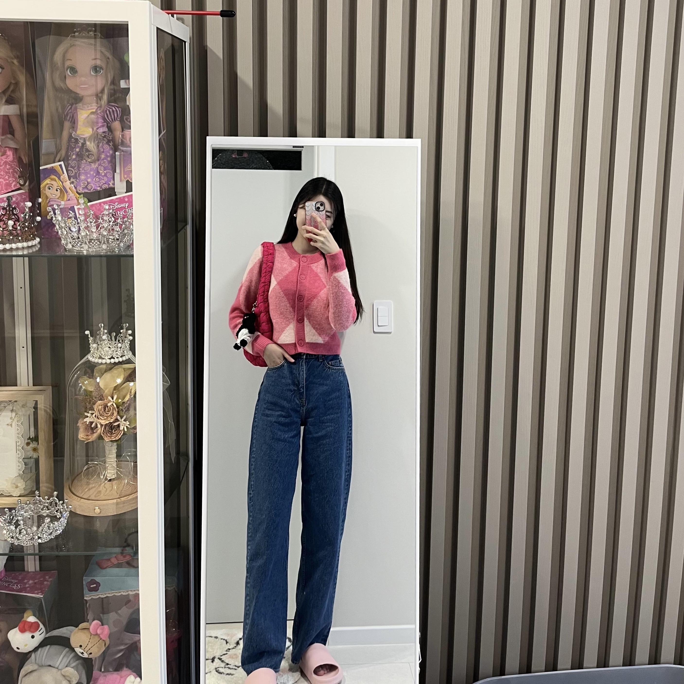 COS Quilted Mini Bag Pink, Monamhee Beulpingi Keyring with White Pants Black 착용 스타일