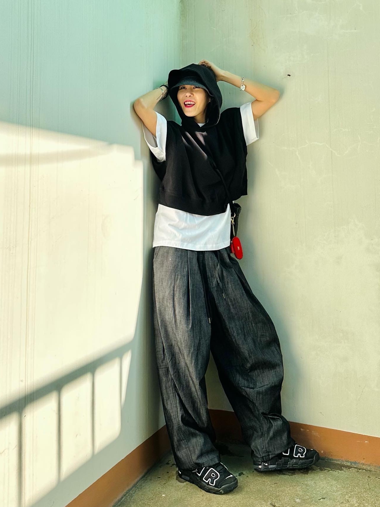 Supreme Puffer Neck Pouch Black - 22FW, Nike Air More Uptempo Black White 2020 착용 스타일 - 1