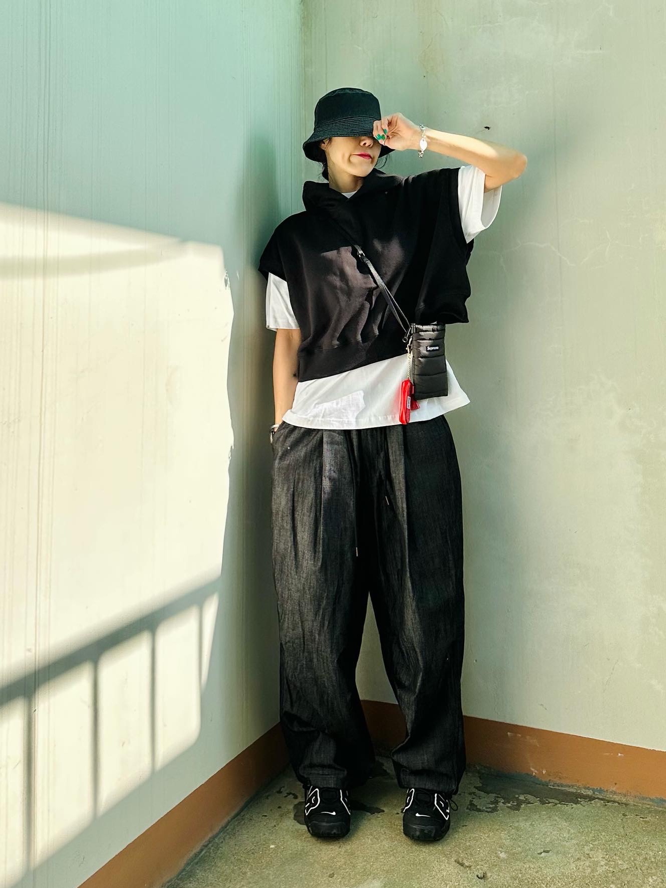 Supreme Puffer Neck Pouch Black - 22FW, Nike Air More Uptempo Black White 2020 착용 스타일 - 2