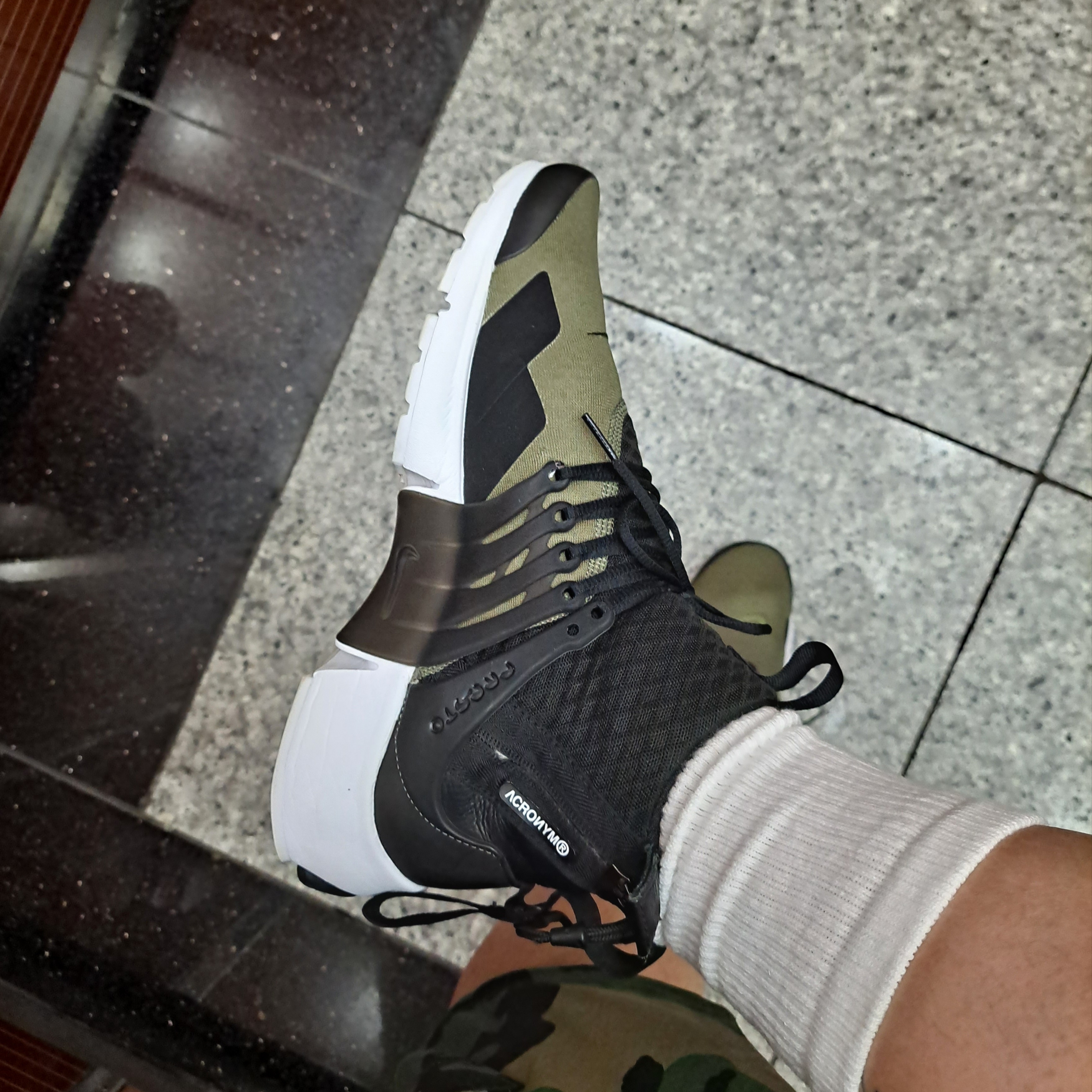 Nike x Acronym Air Presto Mid Olive 착용 스타일 - 2