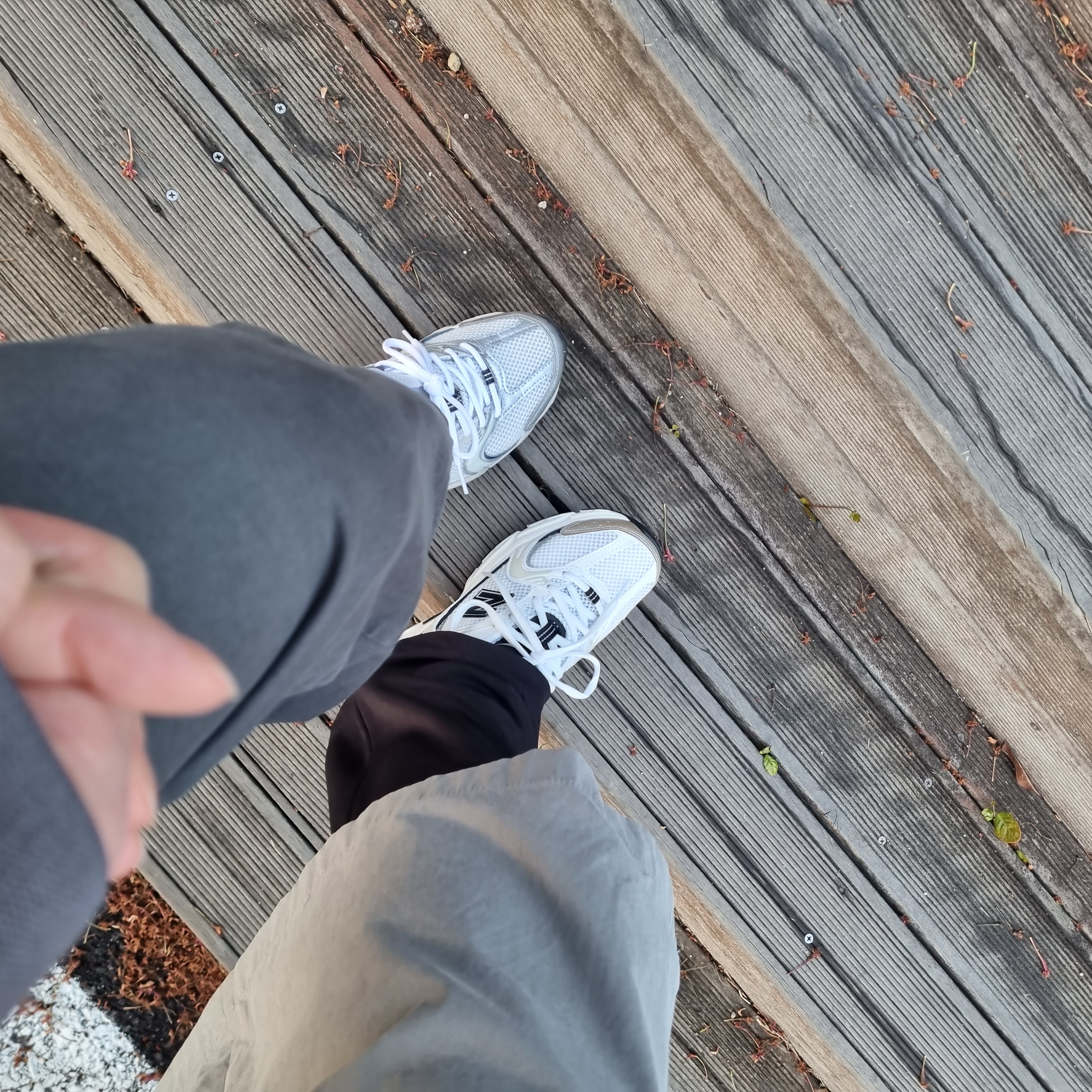 New Balance 530 White Gold 착용 스타일