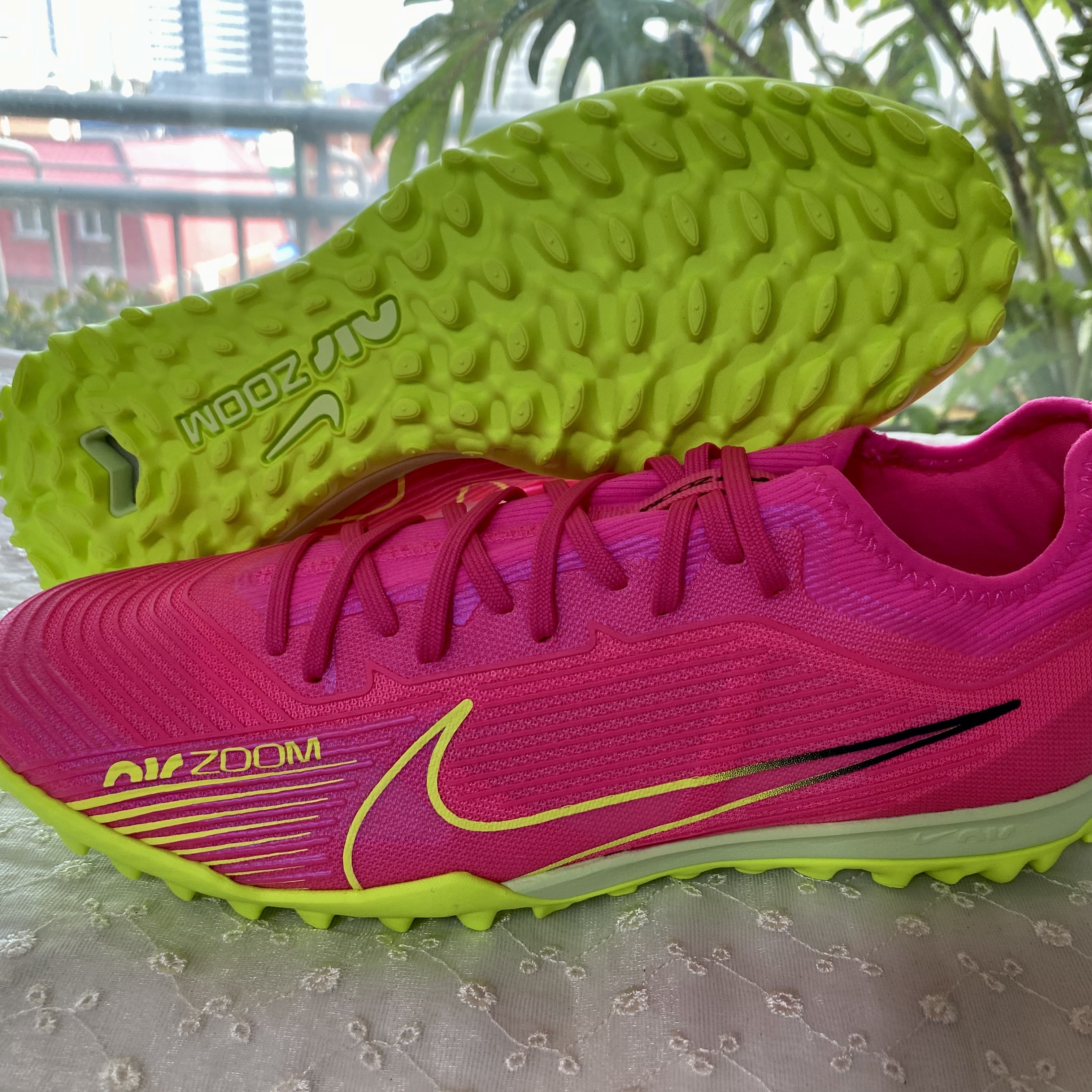 Nike Zoom Mercurial Vapor 15 Pro TF Pink Blast Volt 착용 스타일 - 2