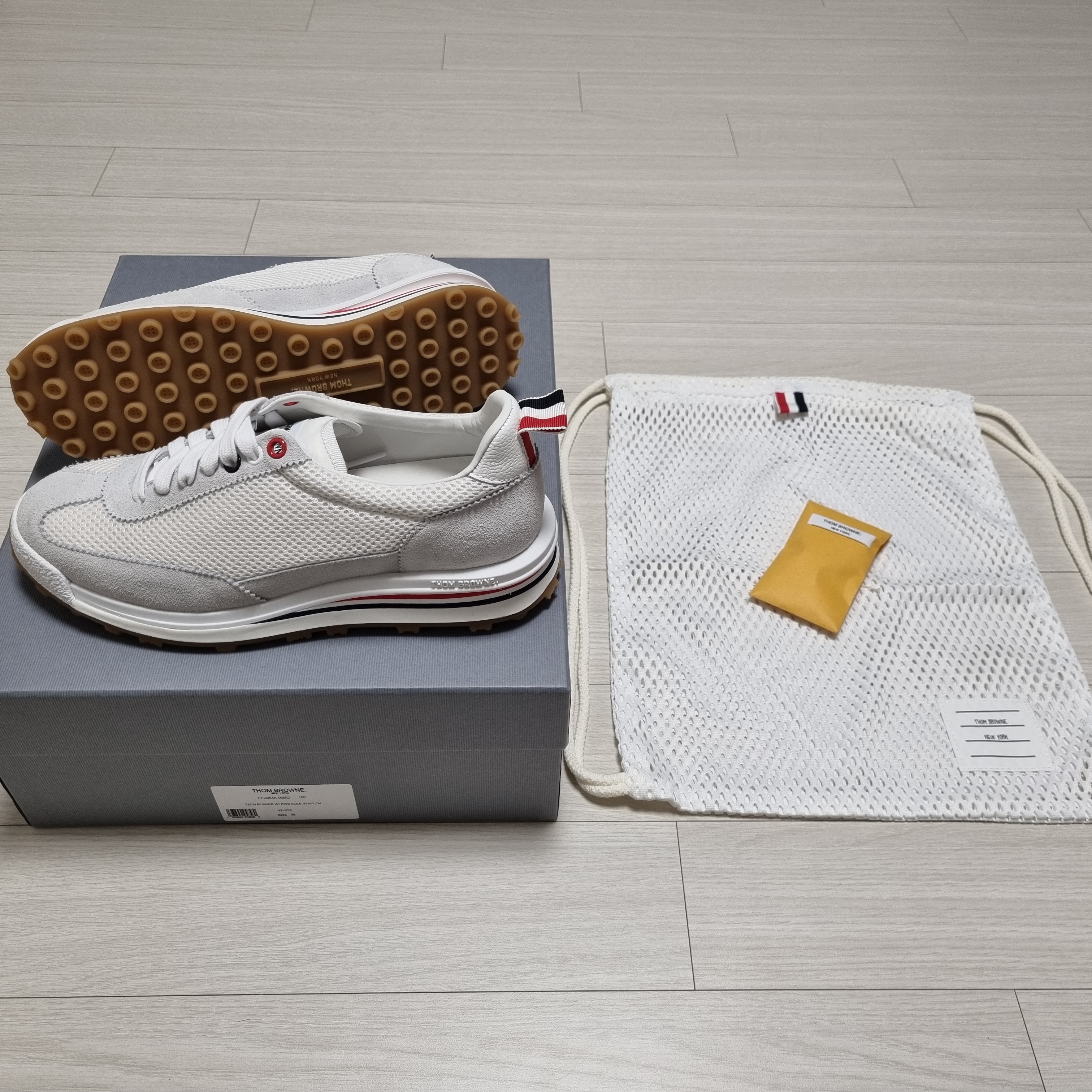 (W) Thom Browne Nylon Tech Runner White Grey 착용 스타일 - 2