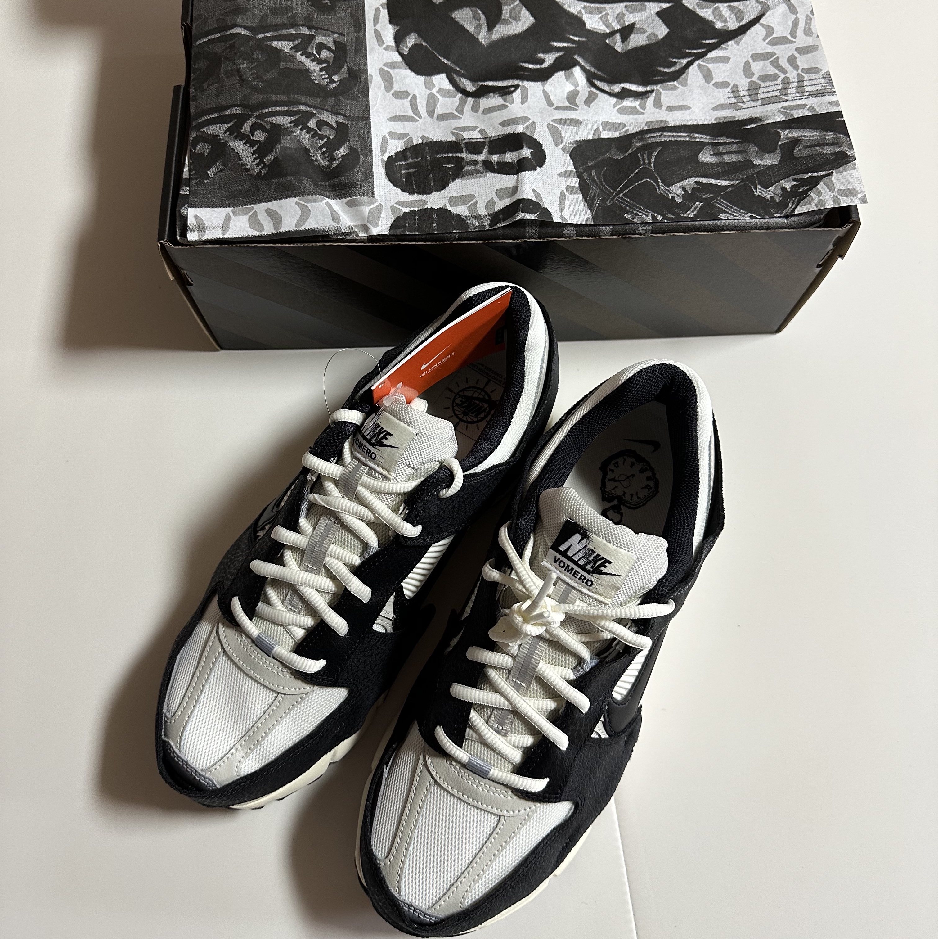 (W) Nike Zoom Vomero 5 Wolf Grey and Black 착용 스타일 - 4