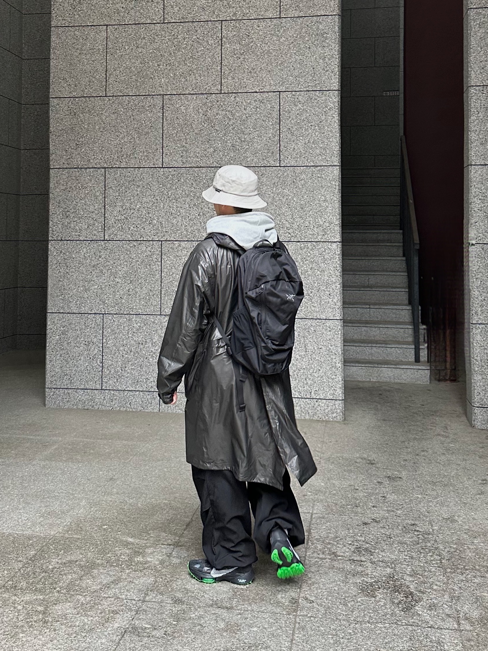 Nike x Off-White Air Zoom Tempo Next% Black, Arc'teryx Mantis 26 Backpack Black 착용 스타일 - 3