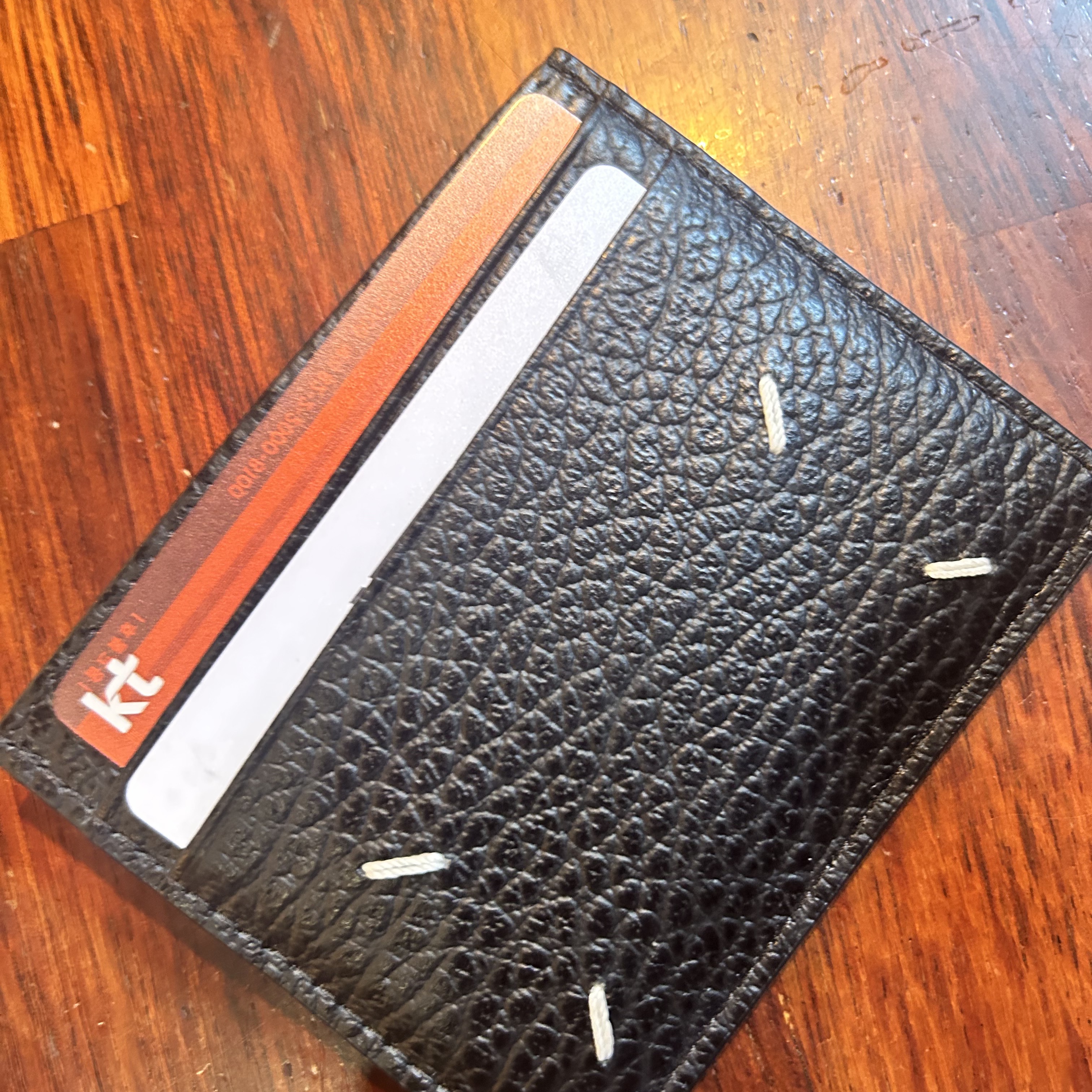 Maison Margiela Stitch Card Holder Black 착용 스타일 - 1