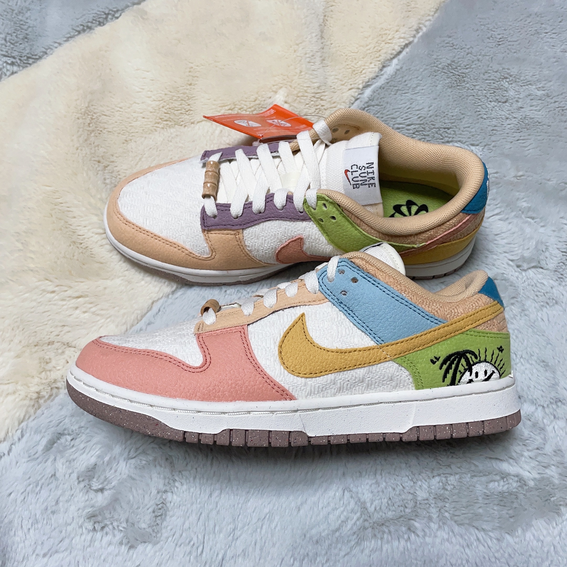 (W) Nike Dunk Low SE Sun Club Sanded Gold 착용 스타일 - 2
