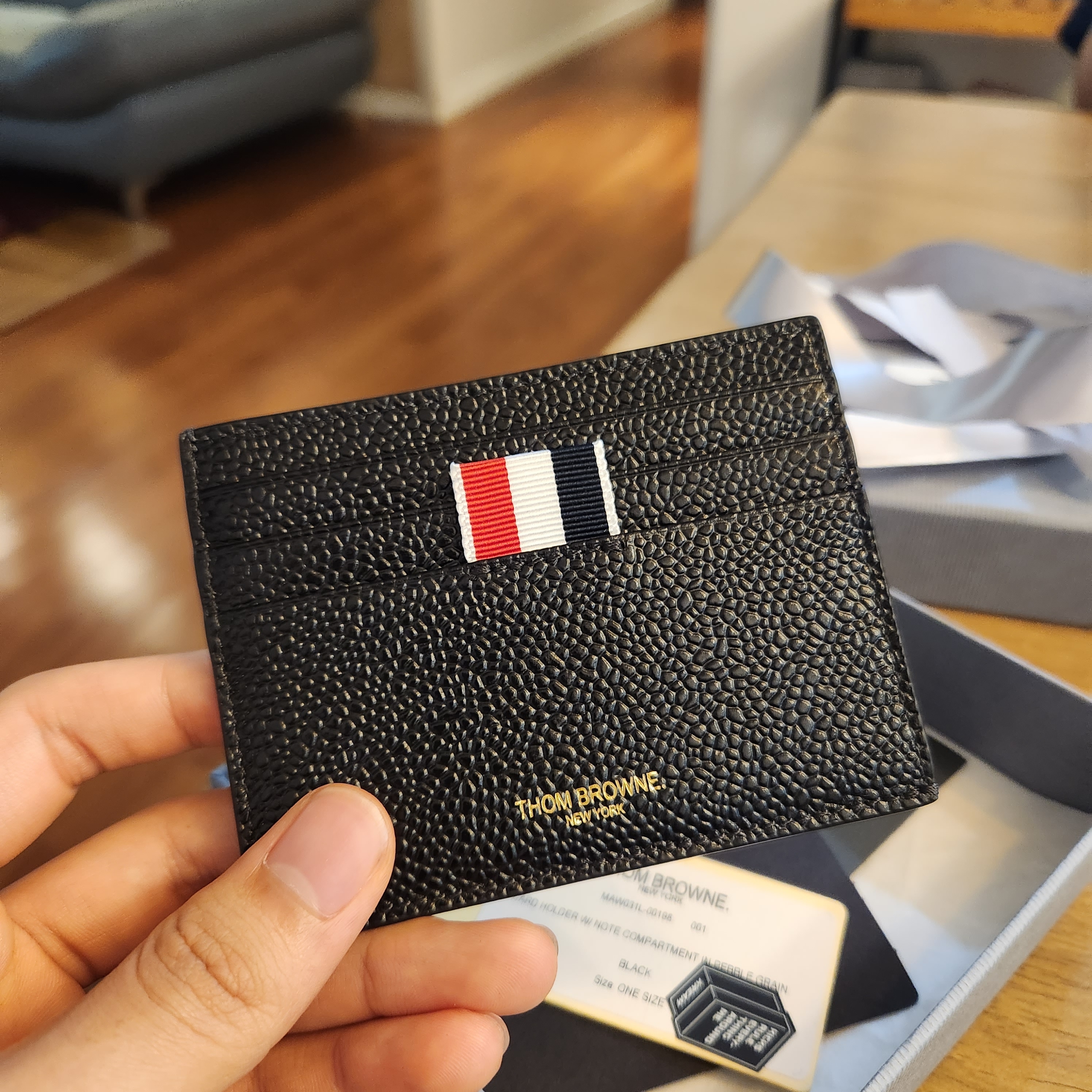 Thom Browne Pebble Grain Leather Stripe Note Compartment Card Holder Black 착용 스타일 - 2