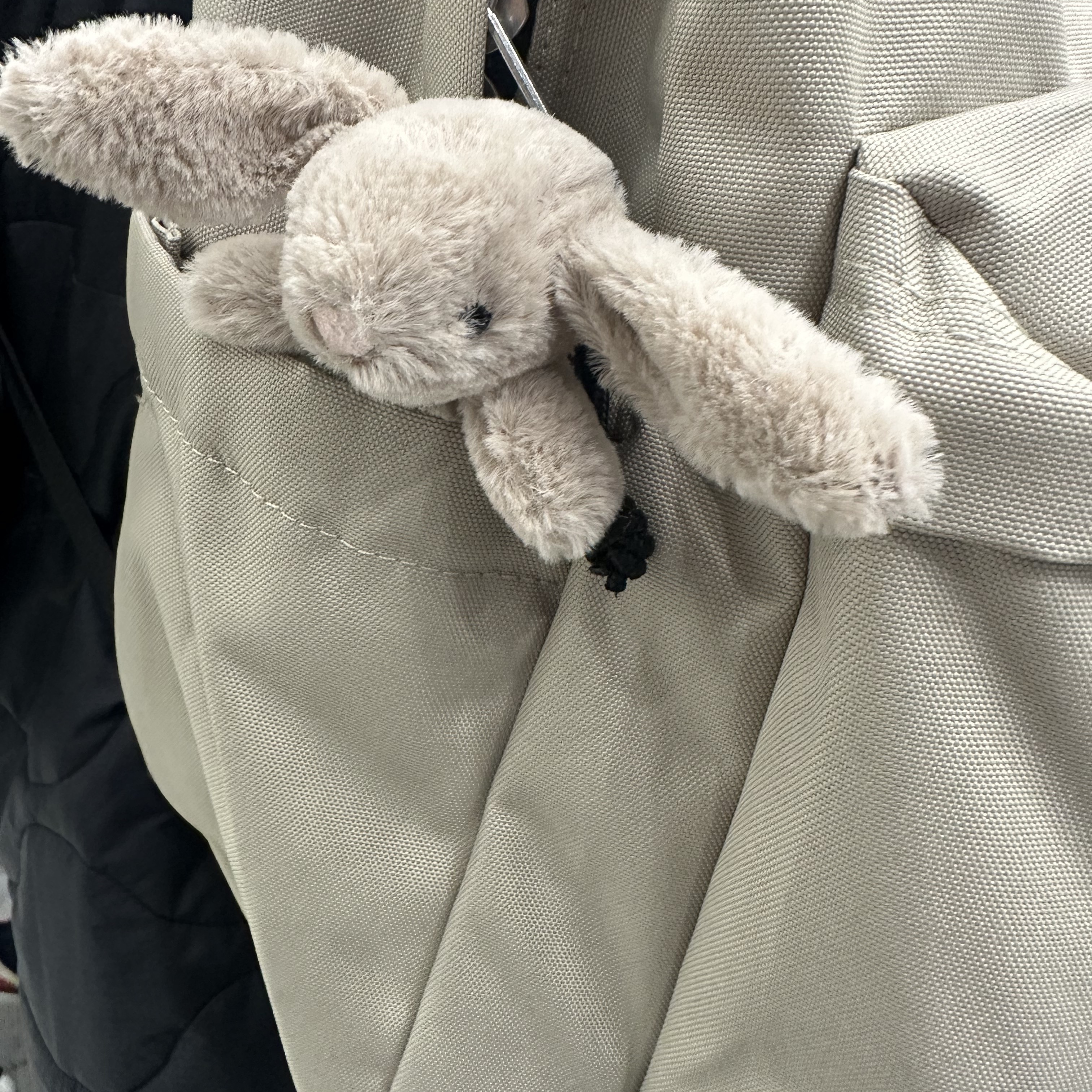Jellycat Bashful Bunny Bag Charm Beige 착용 스타일