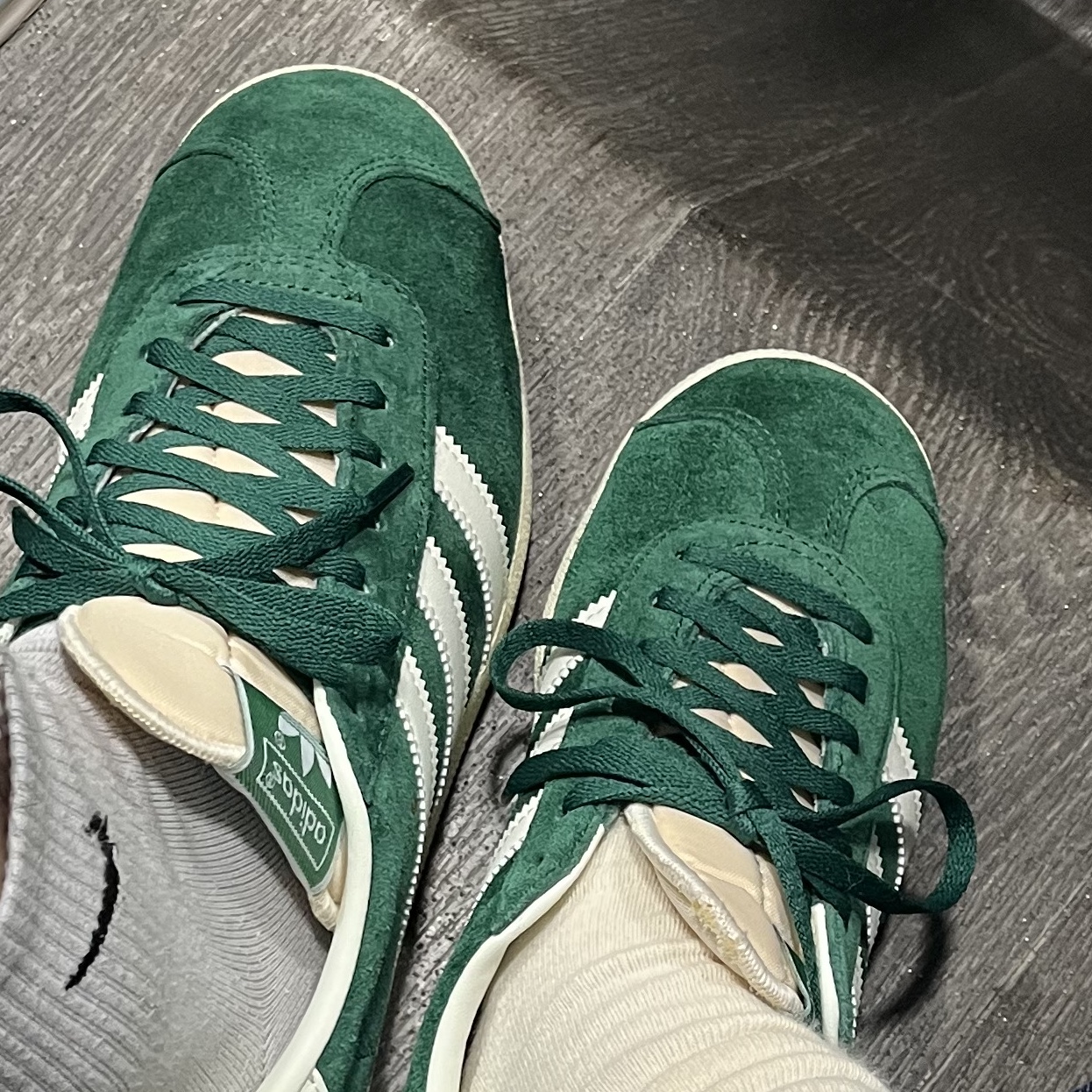 Adidas Gazelle Dark Green Cream White 착용 스타일 - 2