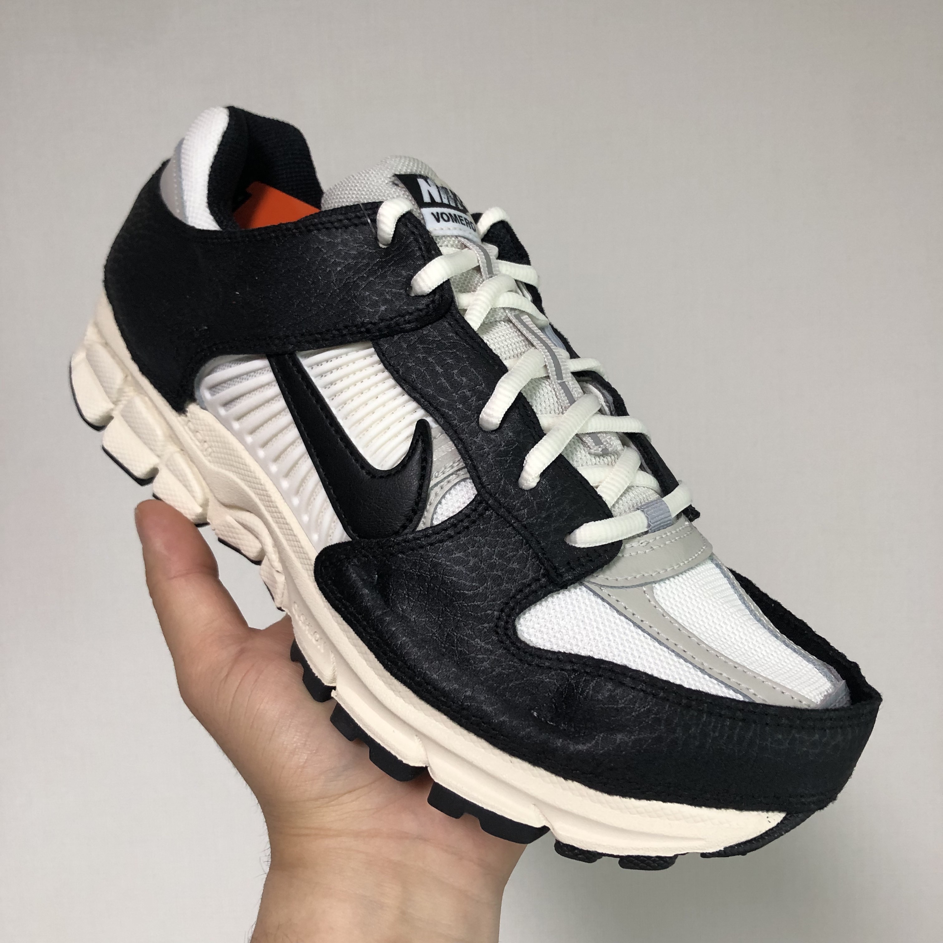 (W) Nike Zoom Vomero 5 Wolf Grey and Black 착용 스타일