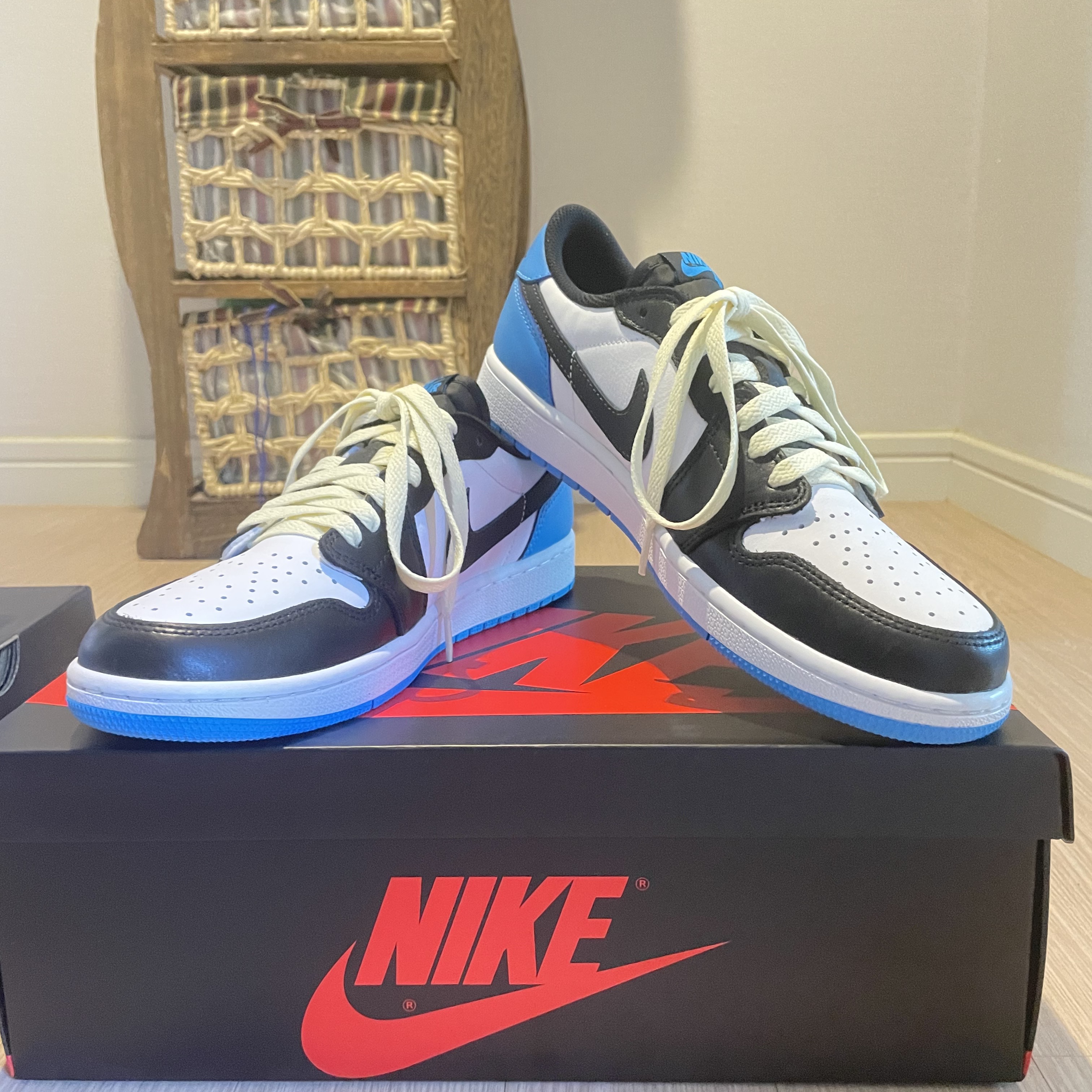 Jordan 1 Retro Low OG Black and Dark Powder Blue 착용 스타일