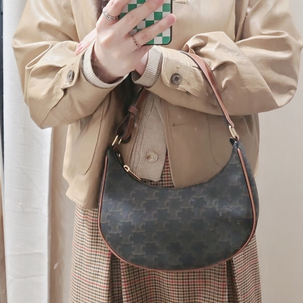 Celine Ava Bag in Triomphe Canvas and Calfskin Tan 착용 스타일