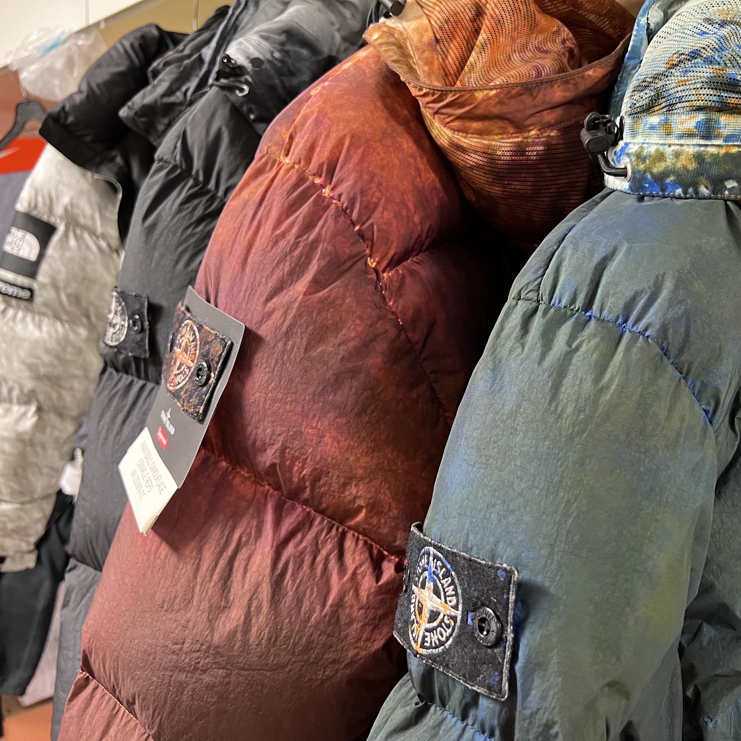 Supreme x Stone Island Painted Camo Crinkle Down Jacket Dark Teal - 20FW, Supreme x Stone Island Painted Camo Crinkle Down Jacket Black - 20FW 착용 스타일