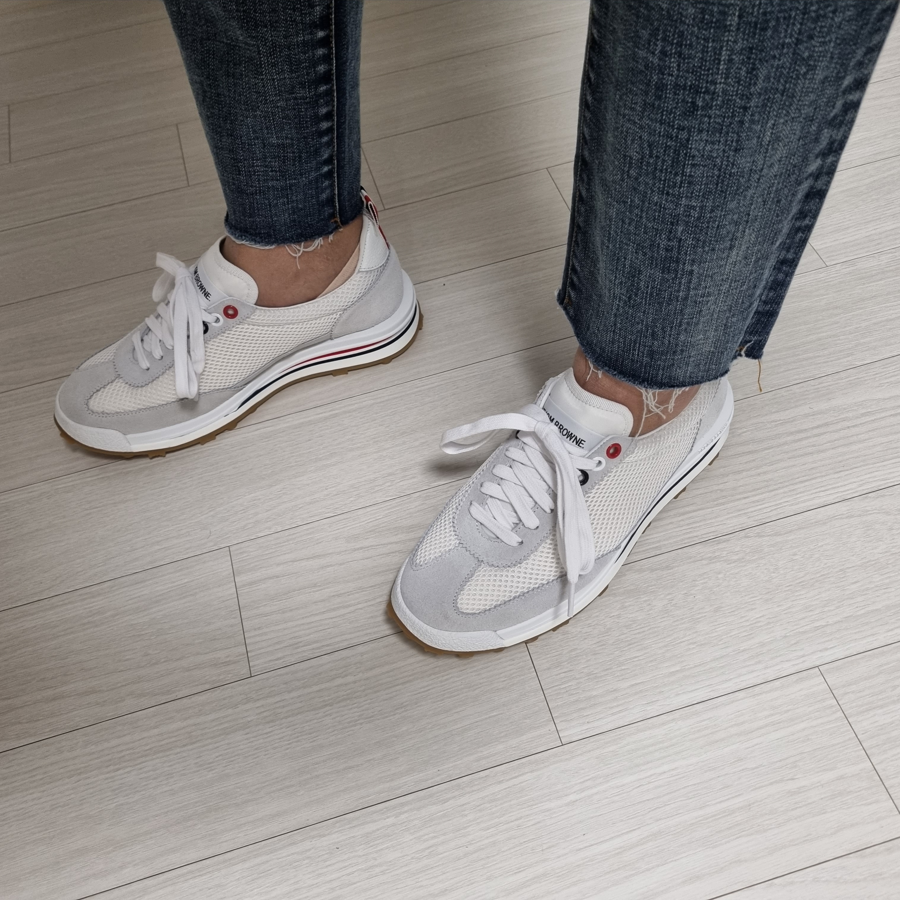 (W) Thom Browne Nylon Tech Runner White Grey 착용 스타일 - 5