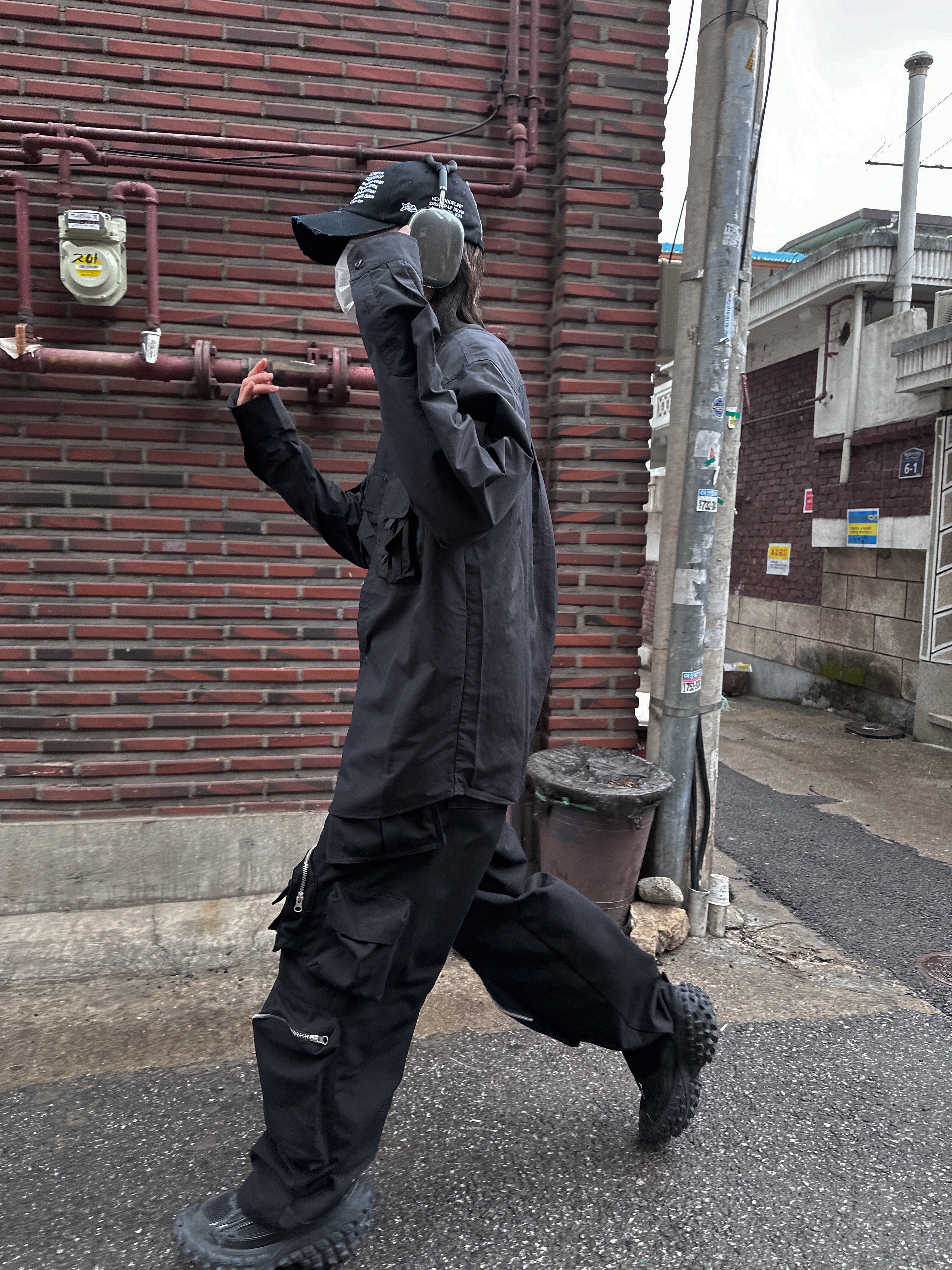Nonnod Mechanic Cargo Pants Black, Balenciaga Defender Sneakers Black 착용 스타일 - 3