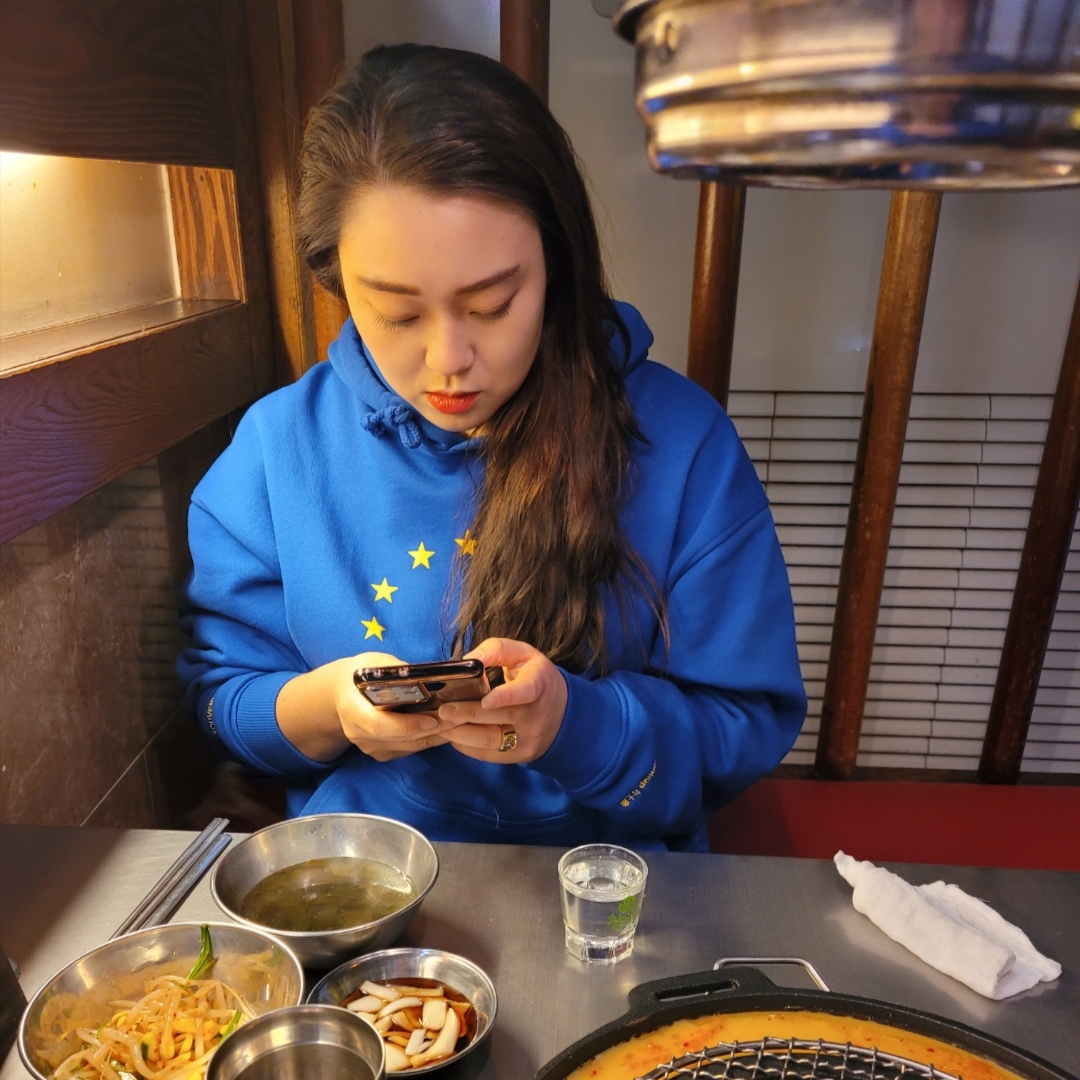 Souvenir Official Eunify Classic Hoodie Blue 2022 착용 스타일 - 1