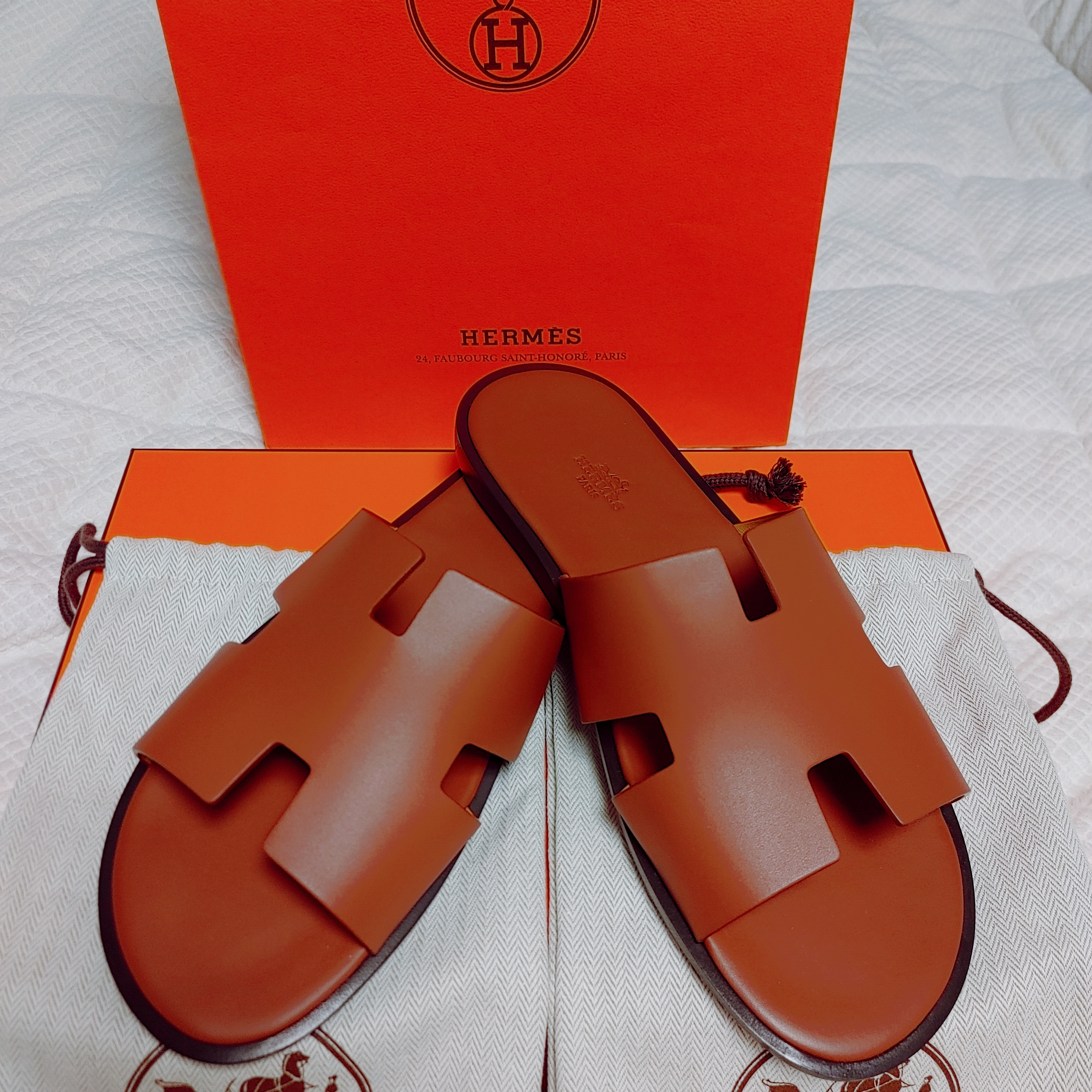 Hermes Izmir Sandal Calfskin & Gold 착용 스타일 - 2